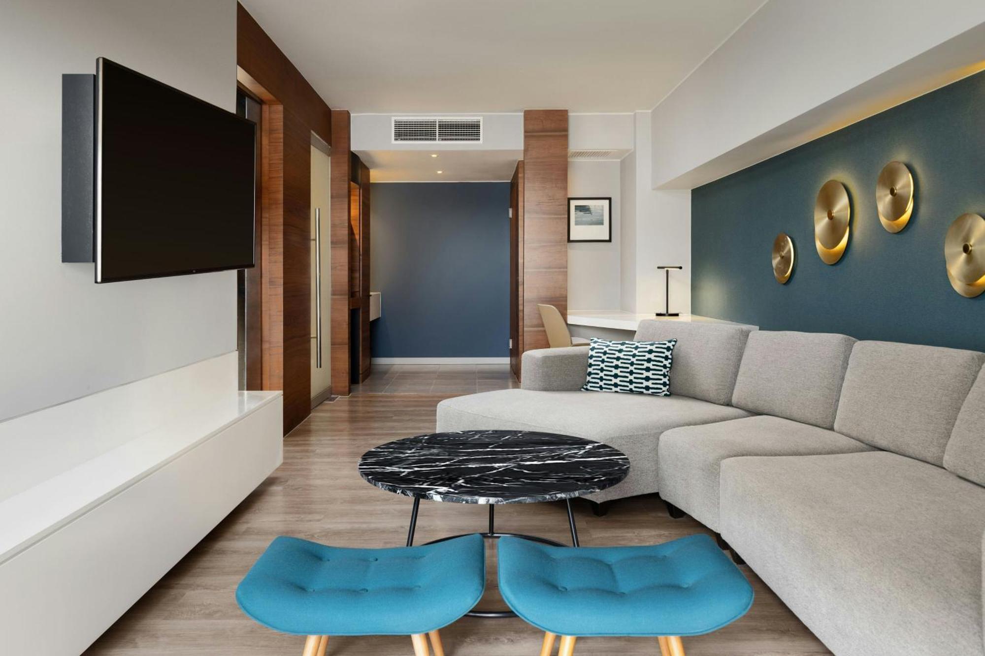 One-Bedroom Panoramic King Suite with City View