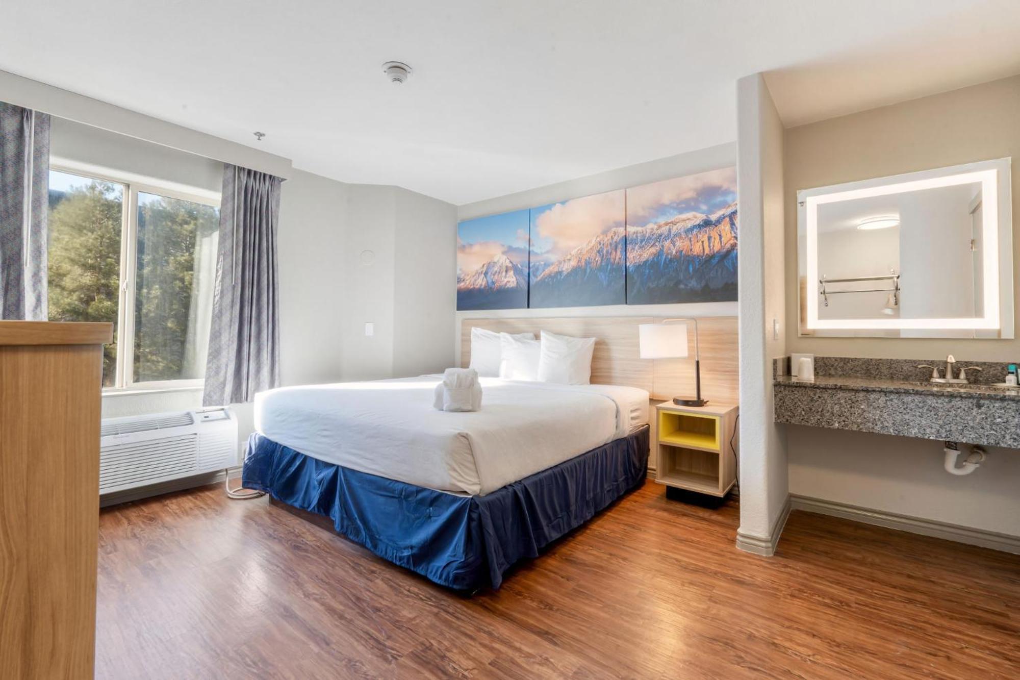 King Room with Roll-in Shower - Mobility Access/Non-Smoking