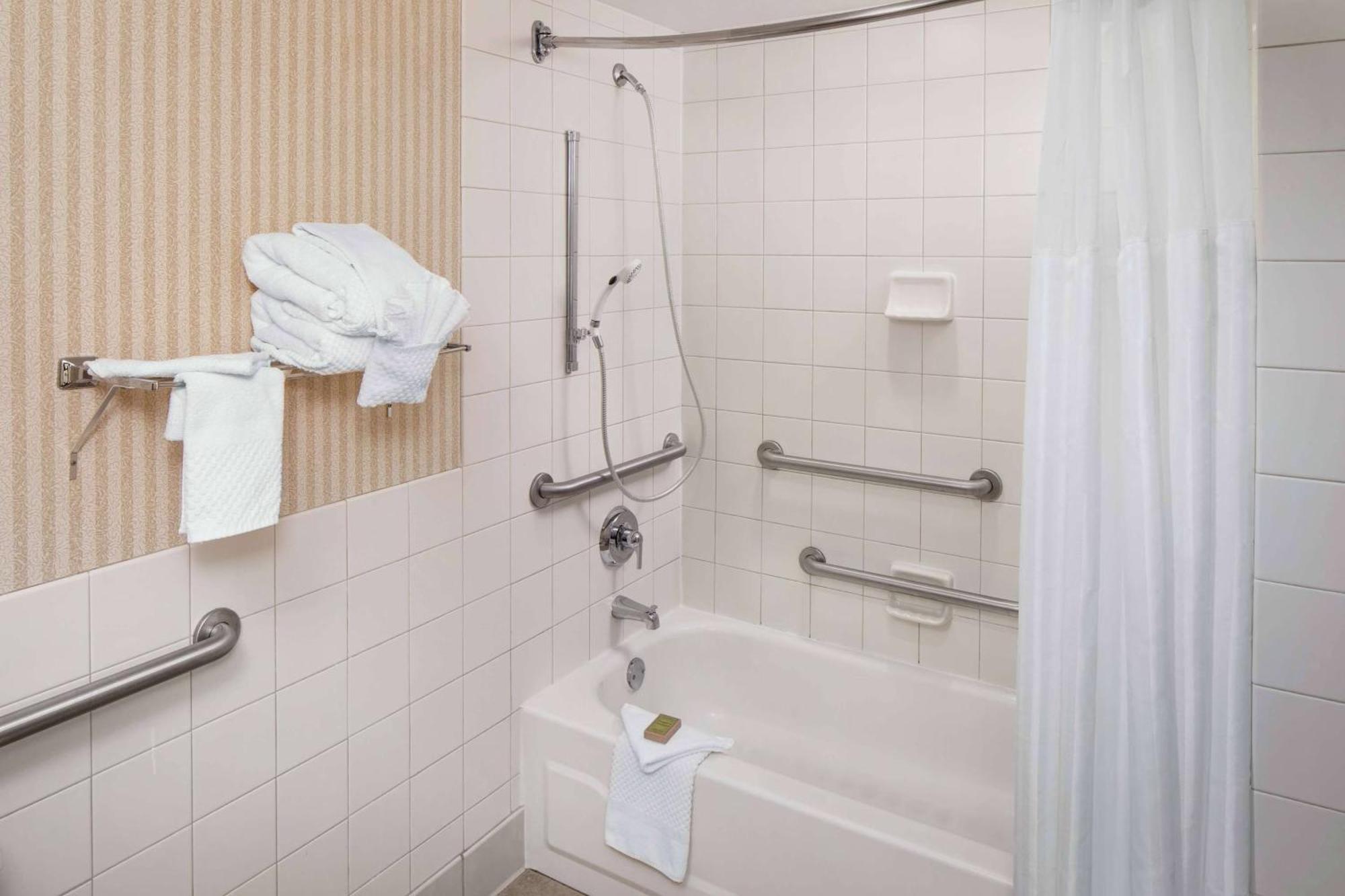 King Room with Tub and Grab Bars - Mobility/Hearing Accessible - Non-Smoking