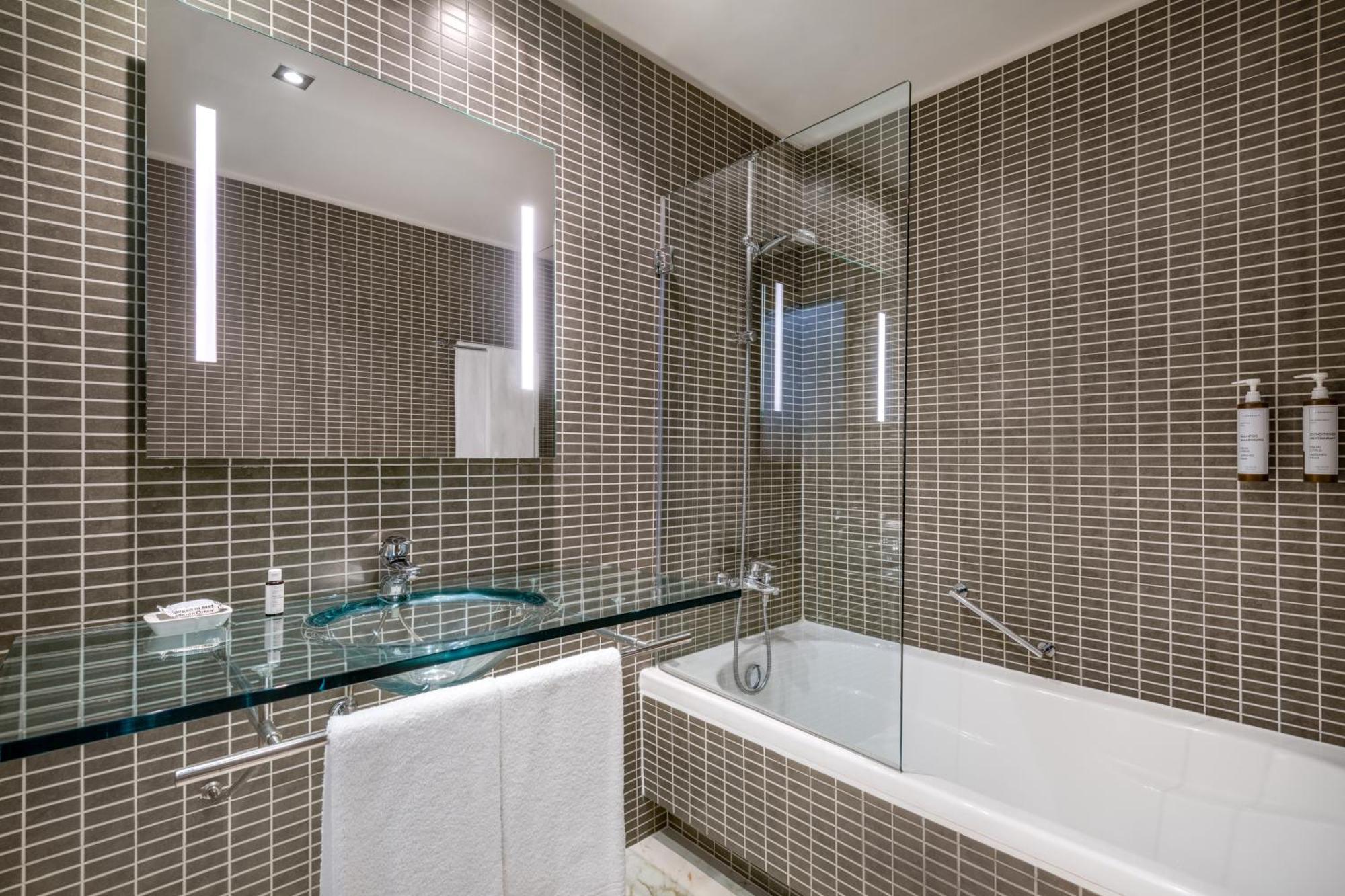 Standard Triple Room with City View