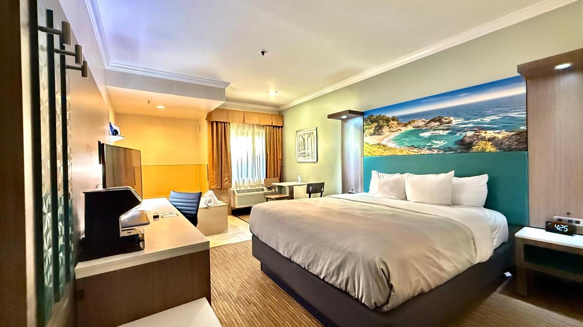 Deluxe Room, 1 King Bed, Accessible Tub, Non Smoking