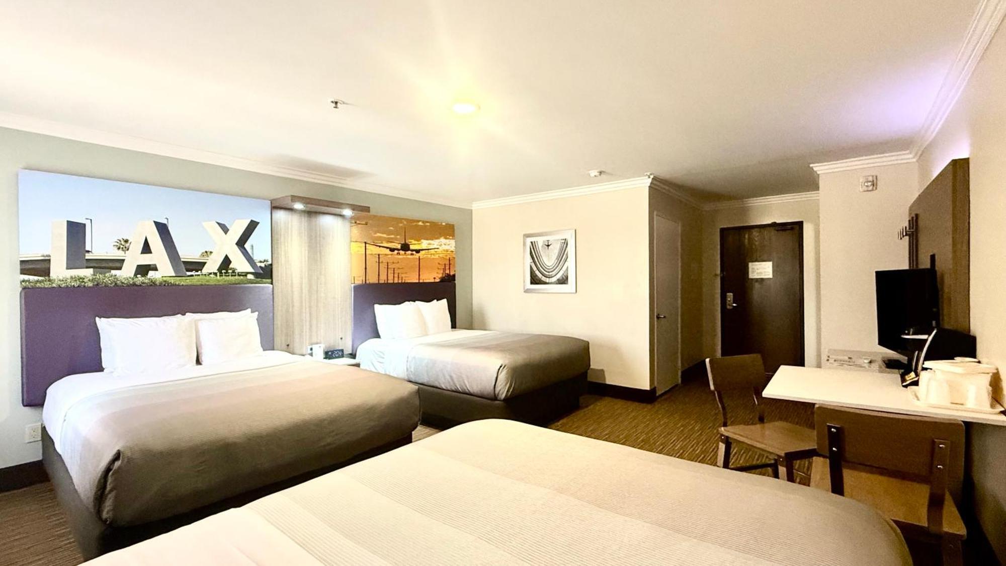 Family Room, 3 Queen Beds, Accessible Tub, Non Smoking