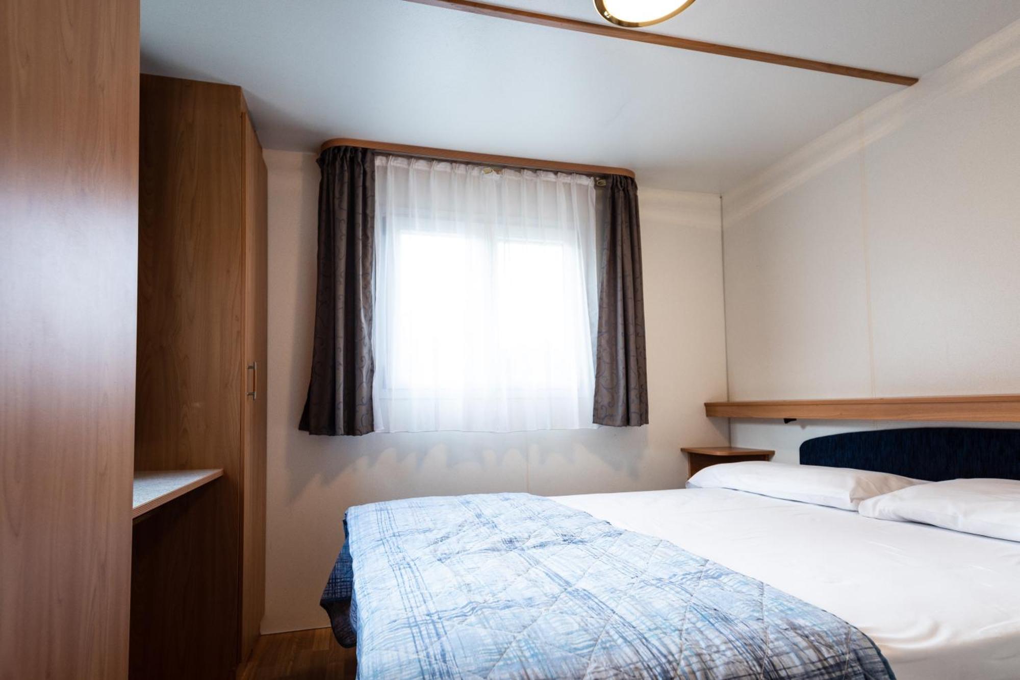 Stacaravan met 2 Kleine Slaapkamers