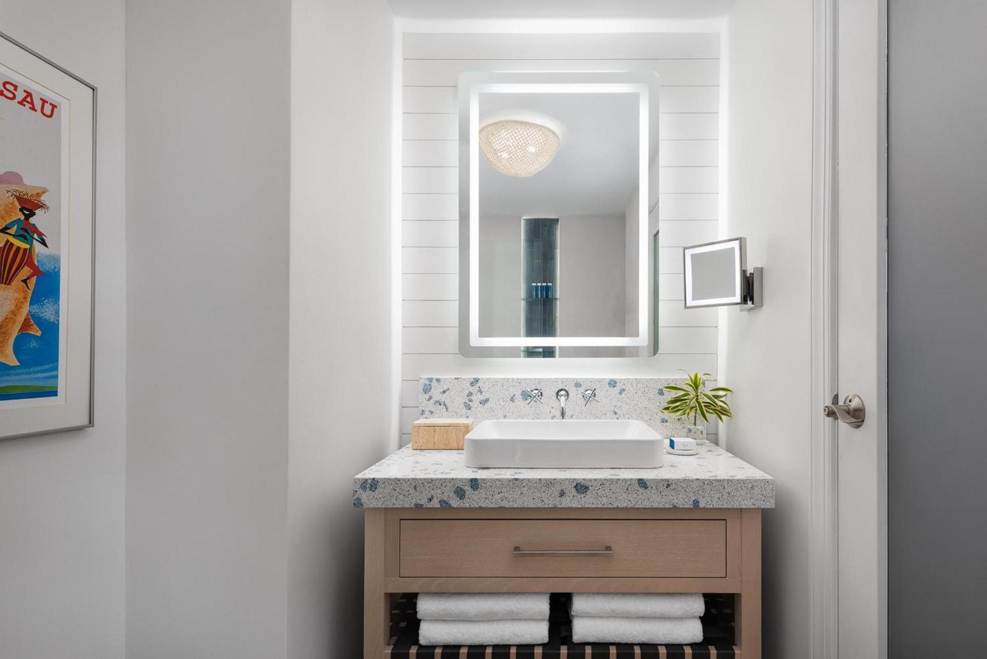 East Bay Suite am Strand mit Swim-up, Butler und tiefer Badewanne auf der Terrasse
