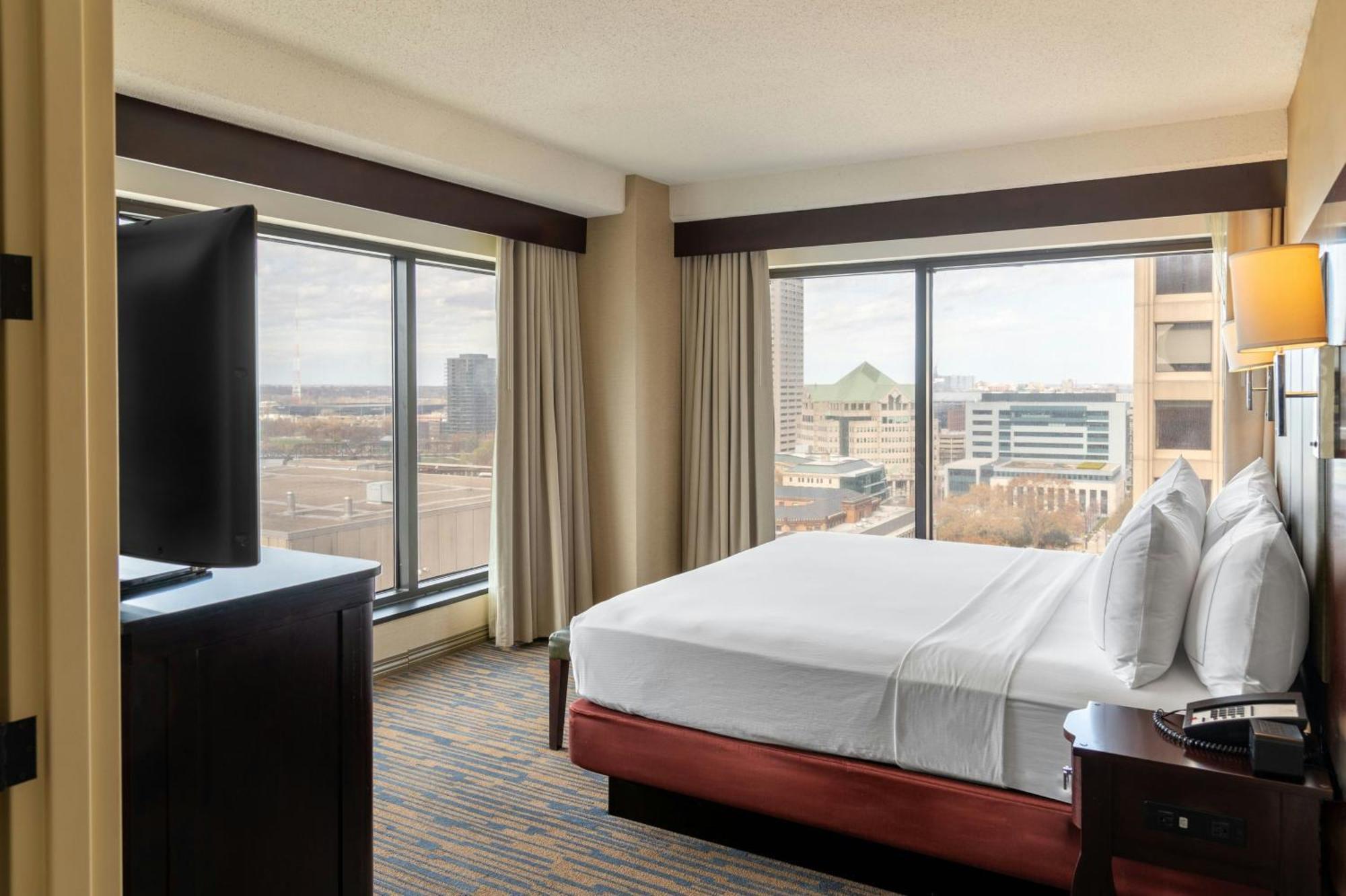 Corner King Suite with Sofa Bed and River View
