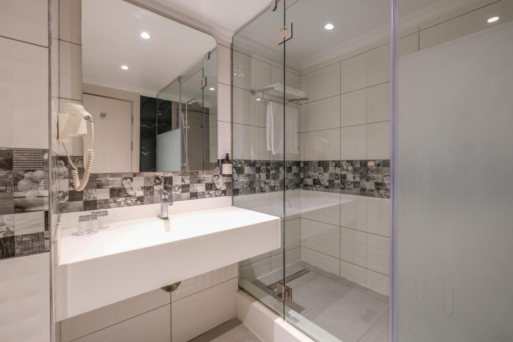 Deluxe Room Twin Bed Mosque View