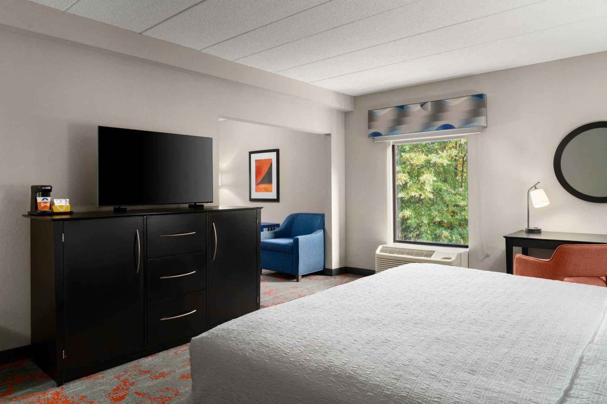 King Room with Sofa Bed and Study - Non-Smoking