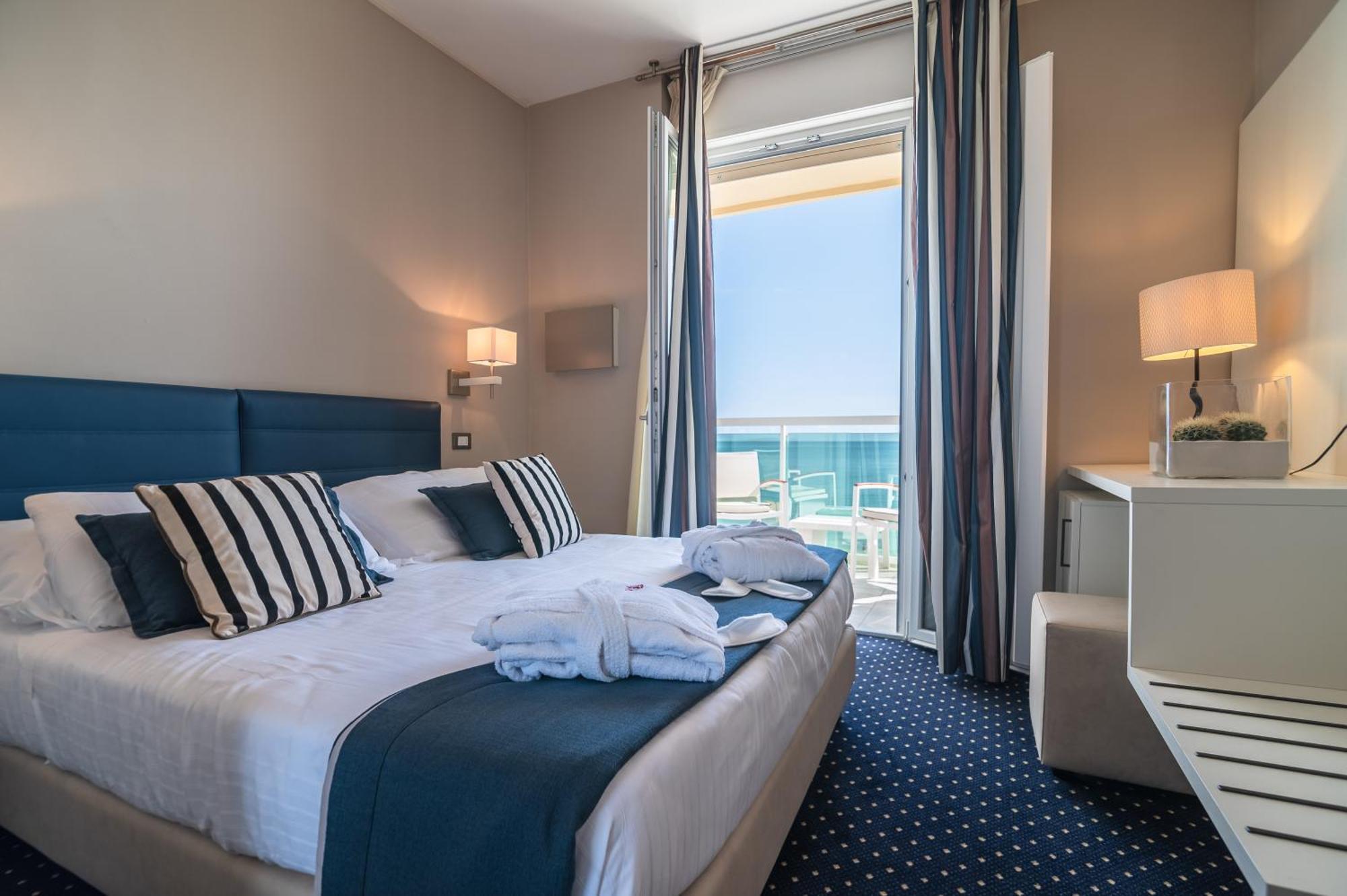 Comfort Tweepersoonskamer met 1 of 2 Bedden, Balkon en Uitzicht op Zee