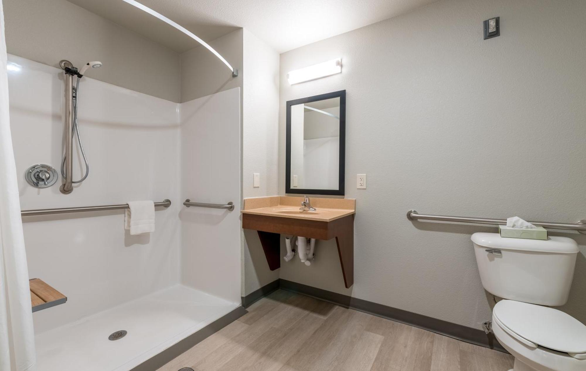 Queen Room Hearing & Mobility Accessible Roll Shower,1646924749:JPEG