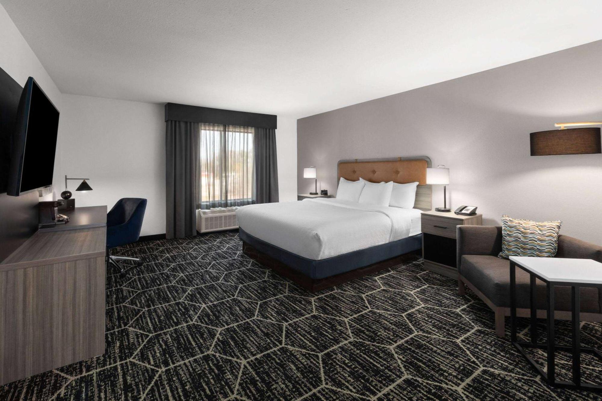 King Room with Mobility Access and Bathtub with Grab Bars, Non-Smoking