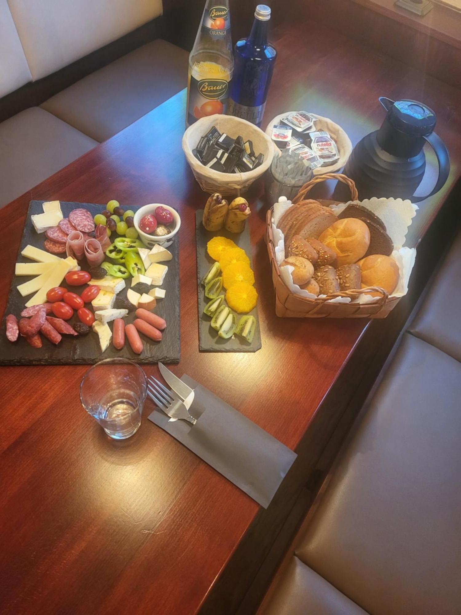 Doppel-/Zweibettzimmer mit Dusche