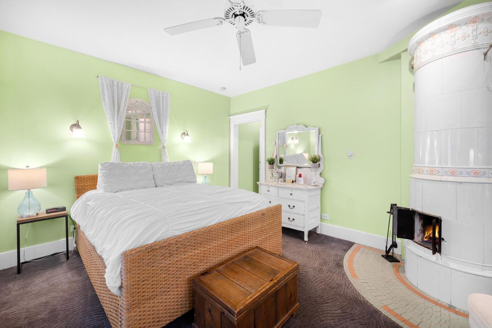 Queen Room - The Beachcomber