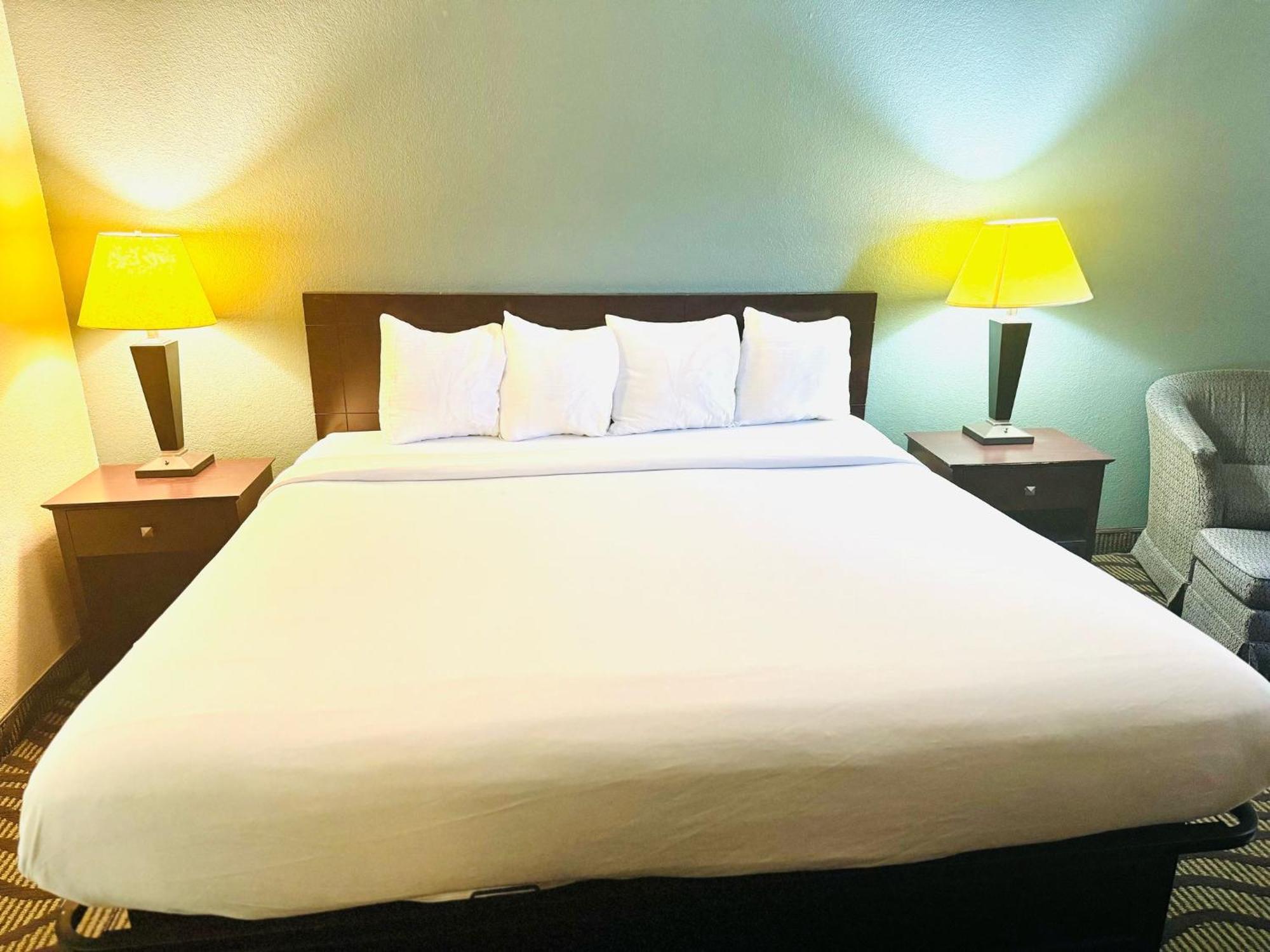 King Room with Mobility Access and Bathtub with Grab Bars, Non-Smoking