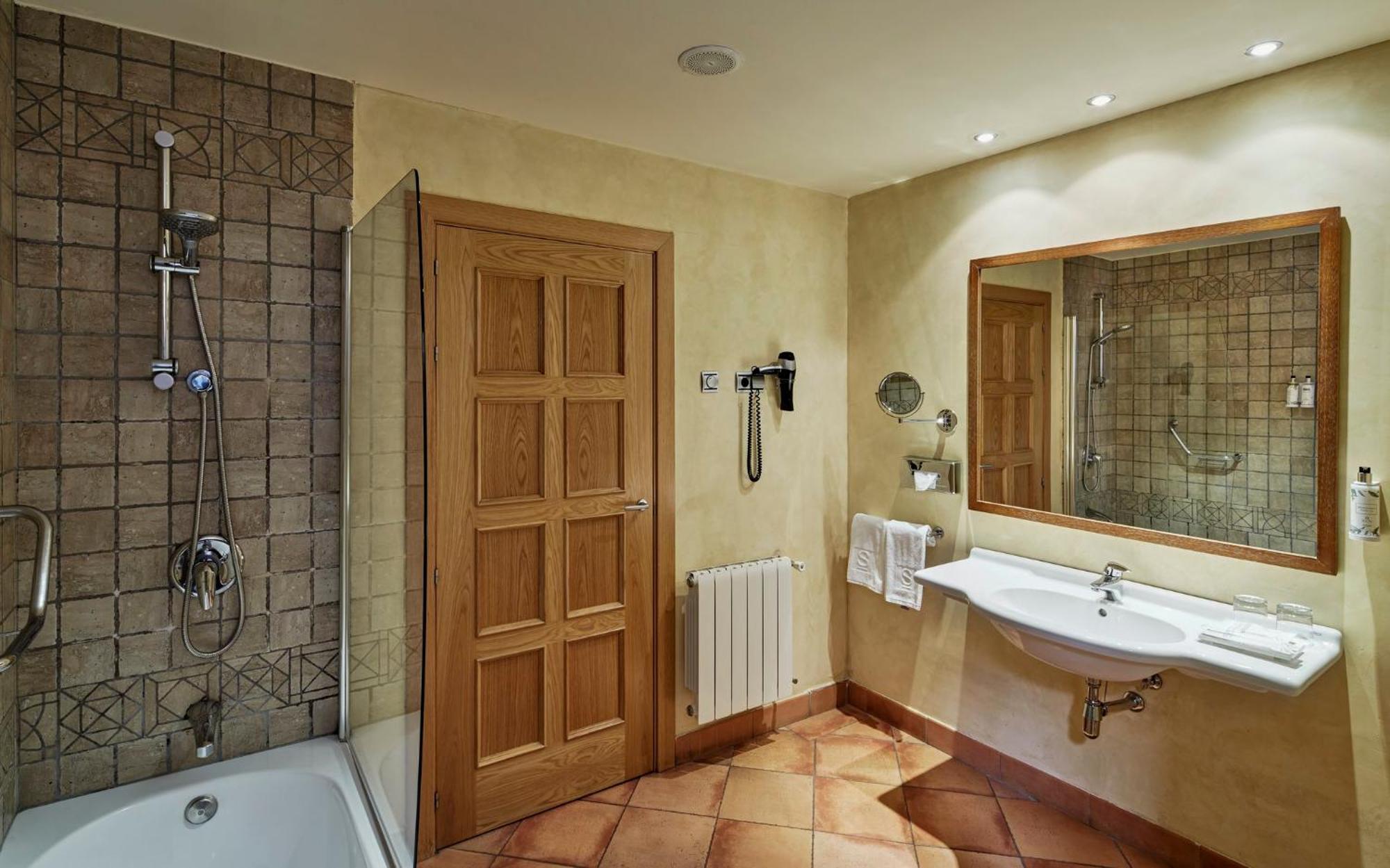 Twin Room,1653530365:JPEG