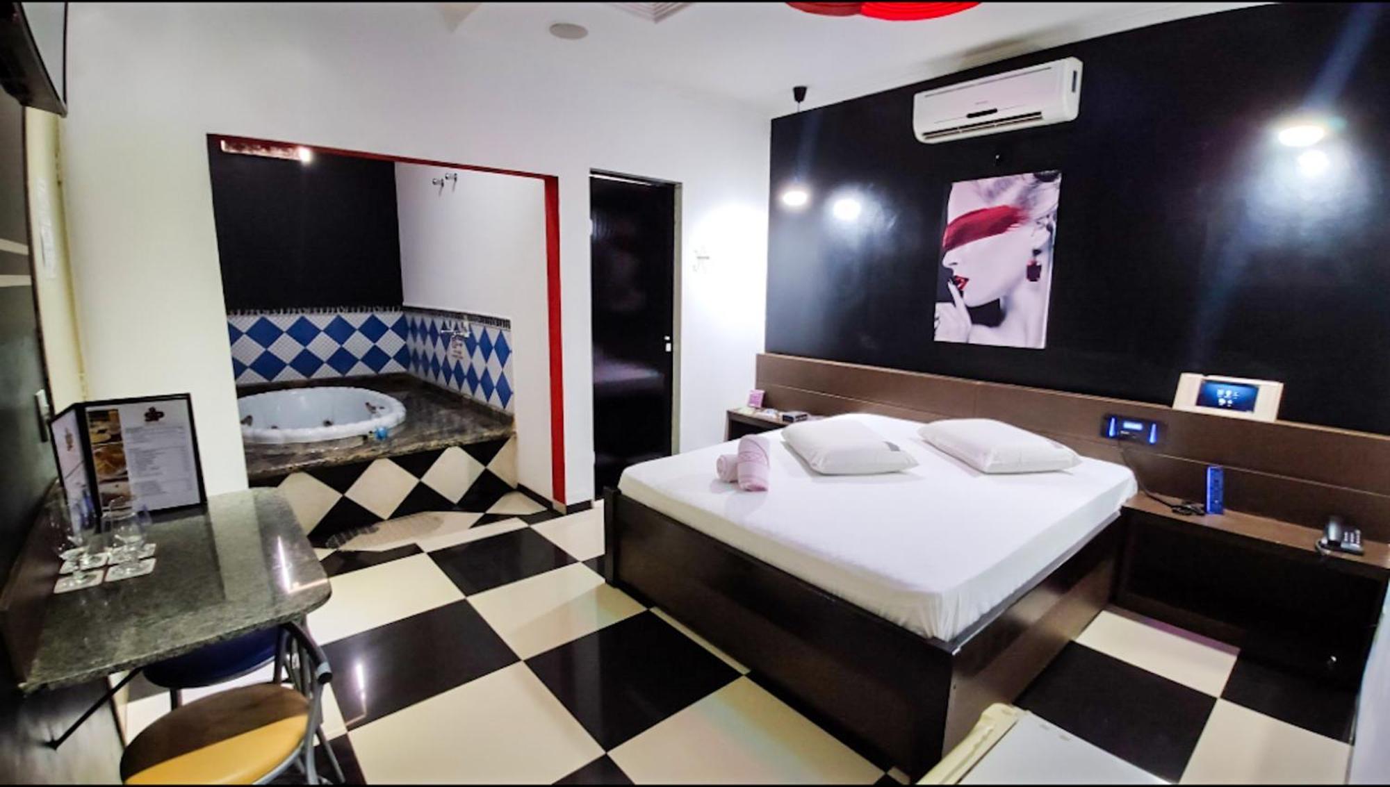 Quarto com Cama Queen-size e Banheira de Hidromassagem