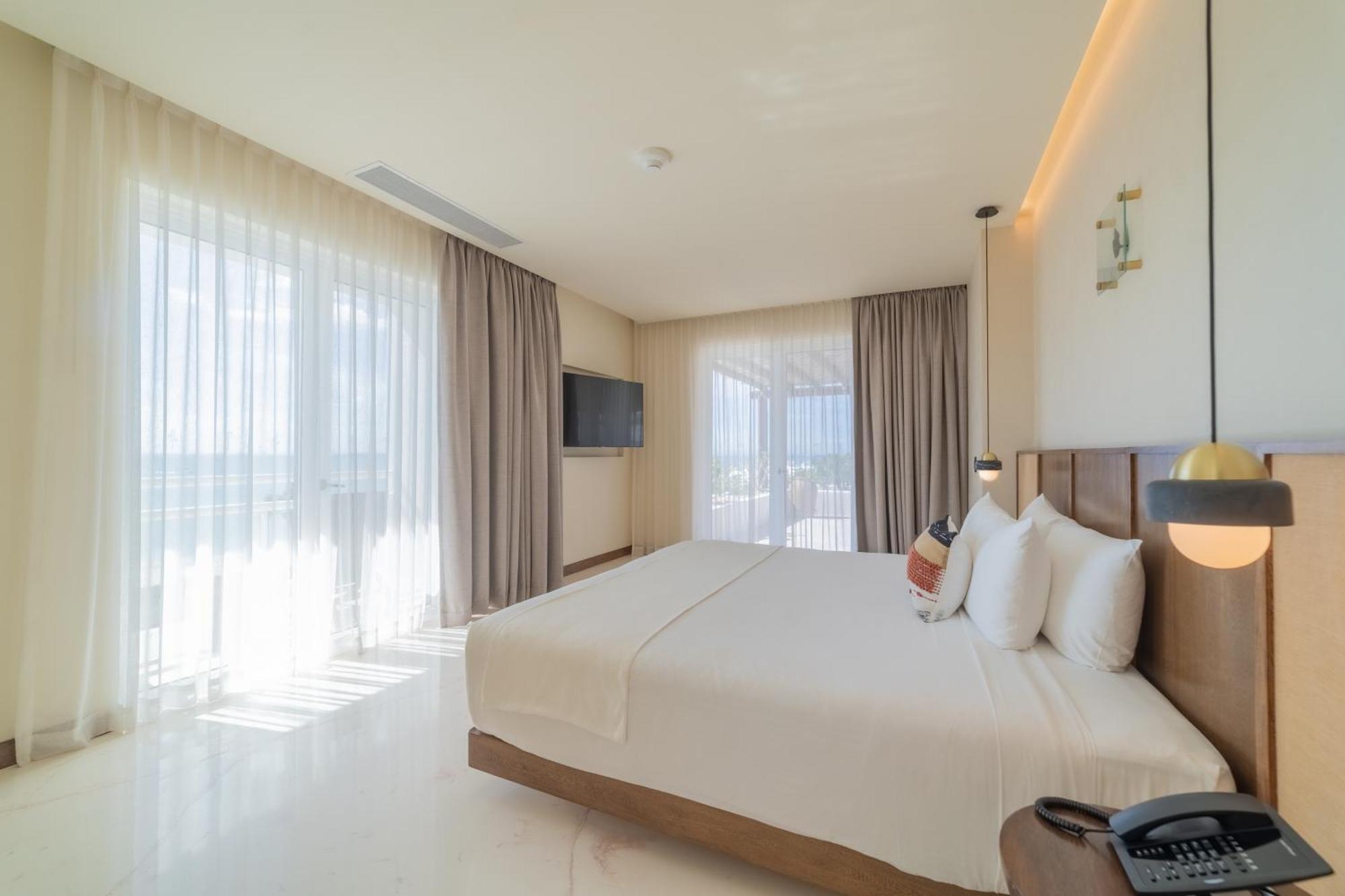 One-Bedroom Suite with Harbour View