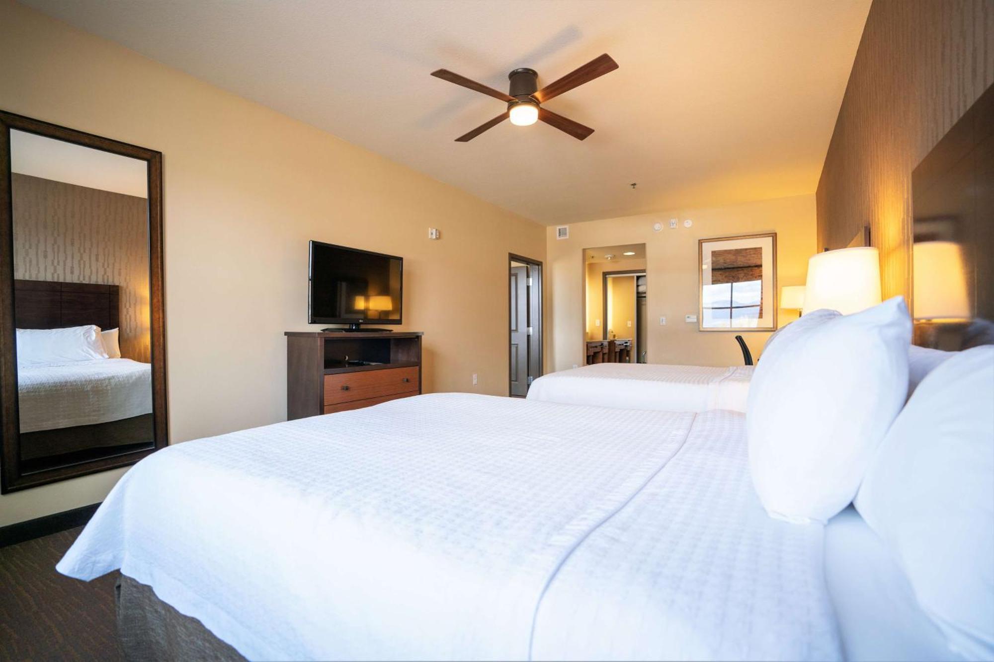One-Bedroom Queen Suite with Two Queen Beds - Non-Smoking