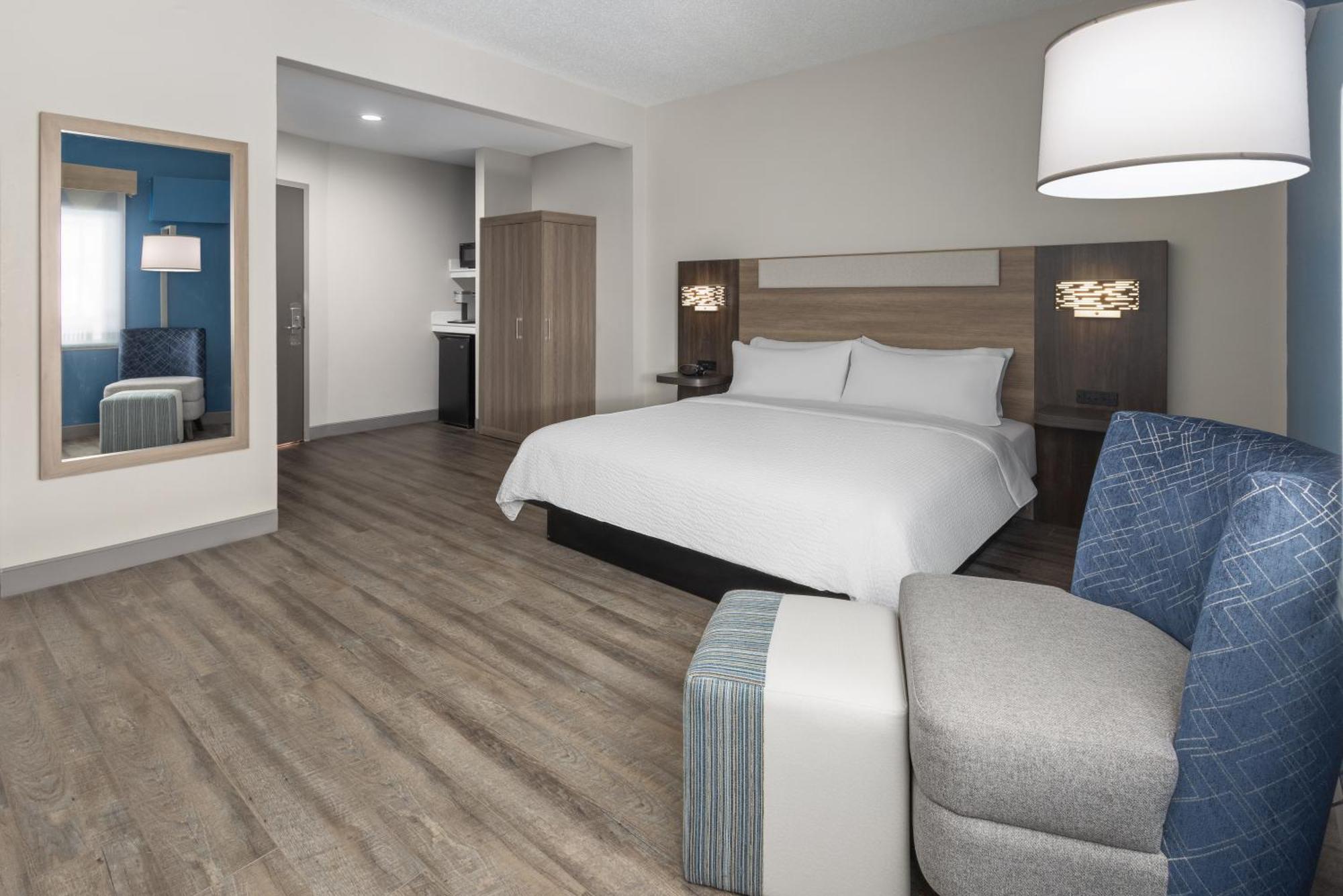 King Room - Mobility Access/Roll in Shower - Non-Smoking