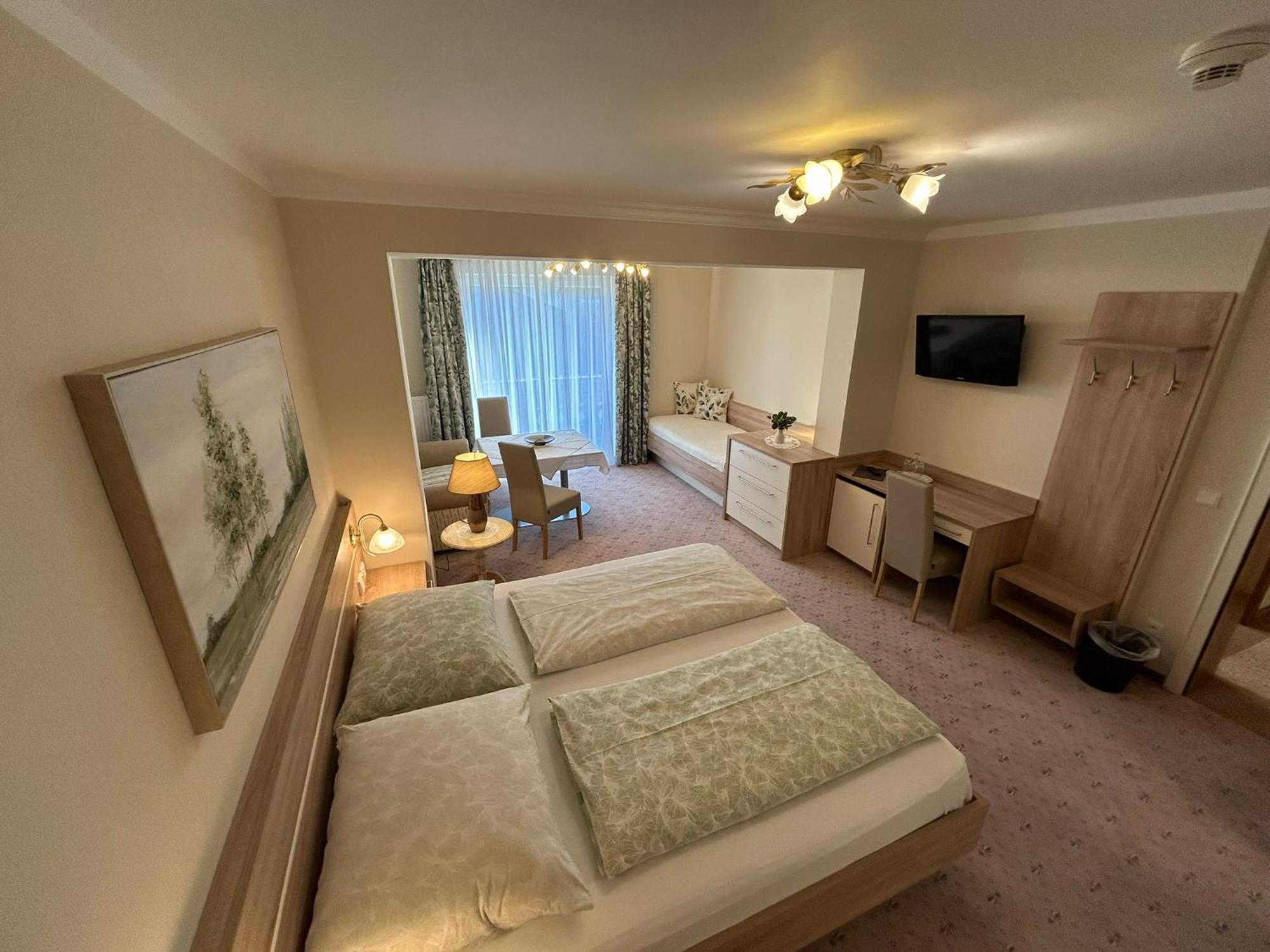Dreibettzimmer mit Balkon