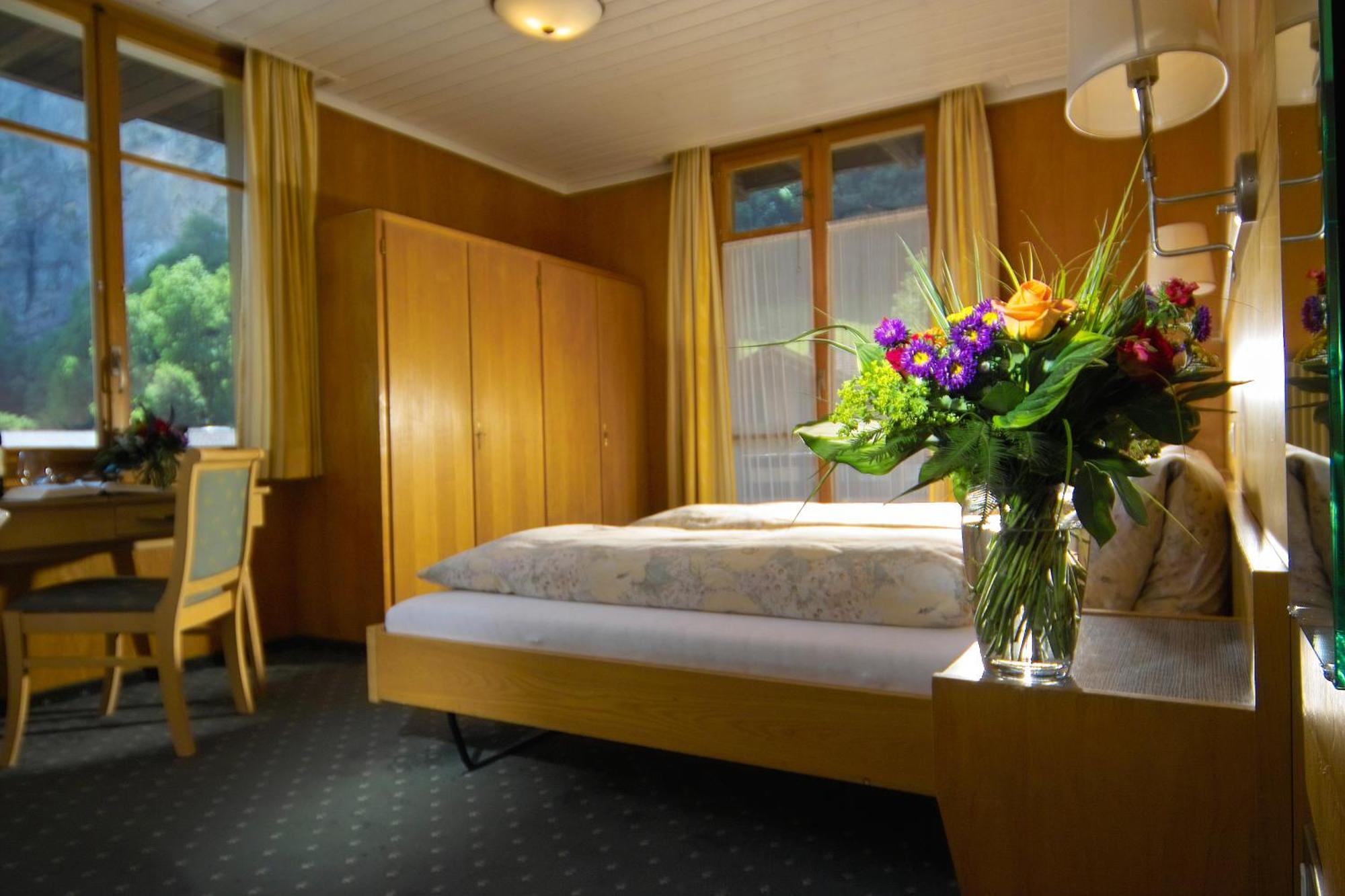Dreibettzimmer mit Balkon und Blick auf den Wasserfall
