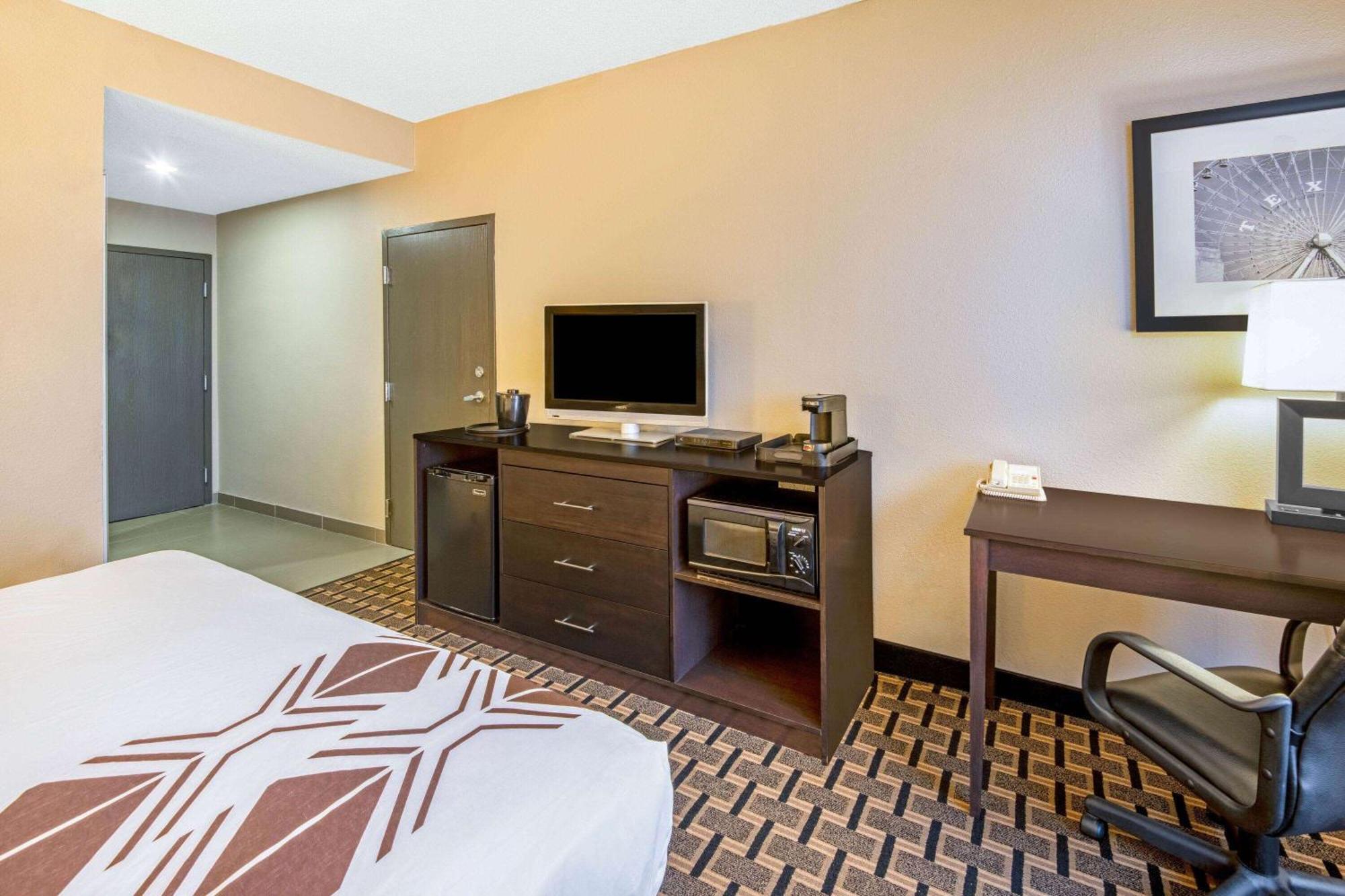 King Room with Bath Tub - Mobility/Hearing Accessible - Non-Smoking