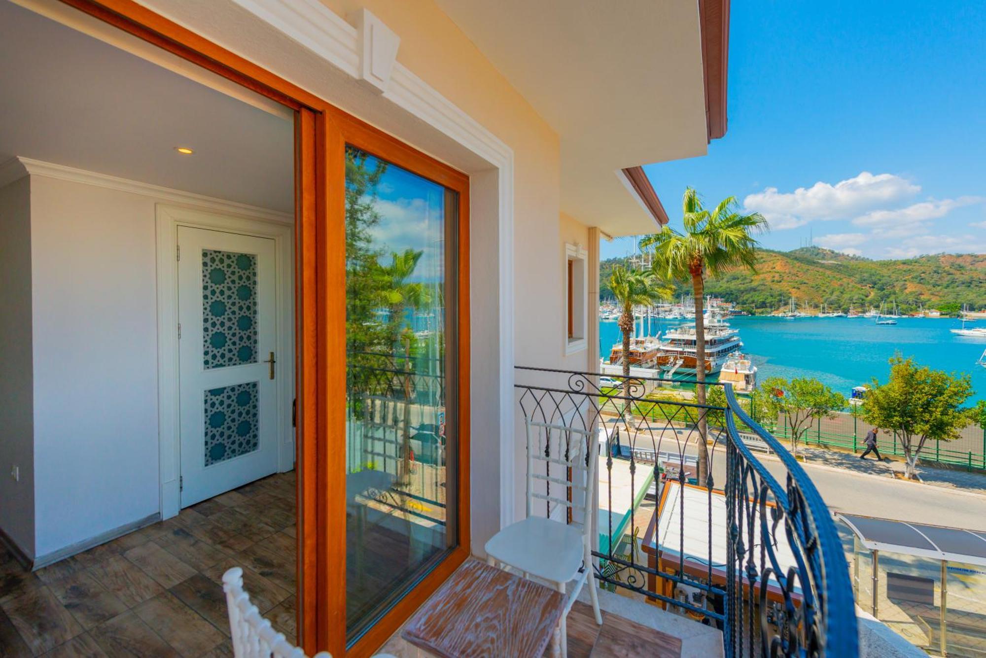 Deluxe tweepersoonskamer met balkon en uitzicht op zee