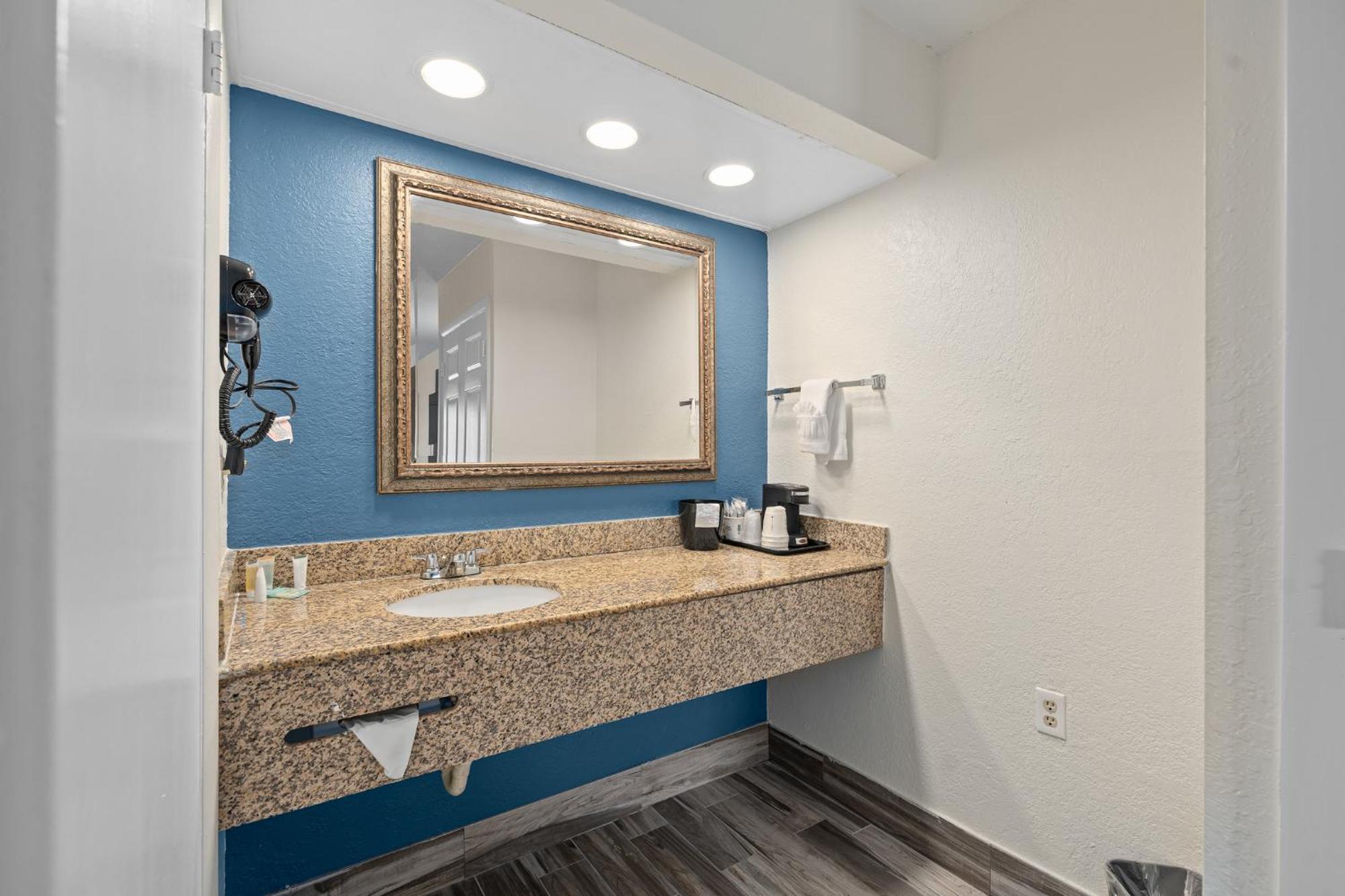 Queen Room with Bathtub w/Grab Bars - Mobility Accessible/Non-Smoking