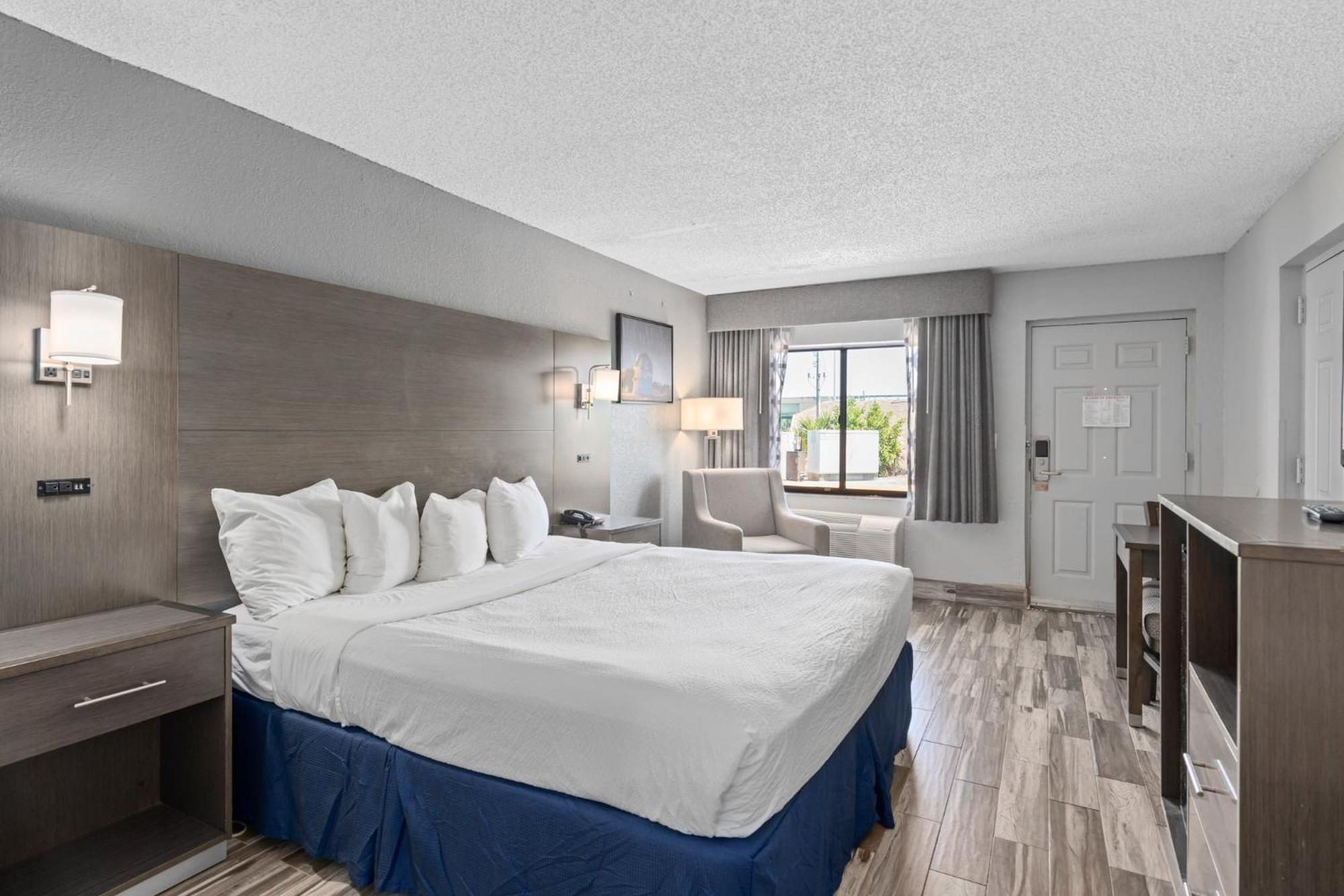 King Room with Mobility Access and Bathtub with Grab Bars, Non-Smoking