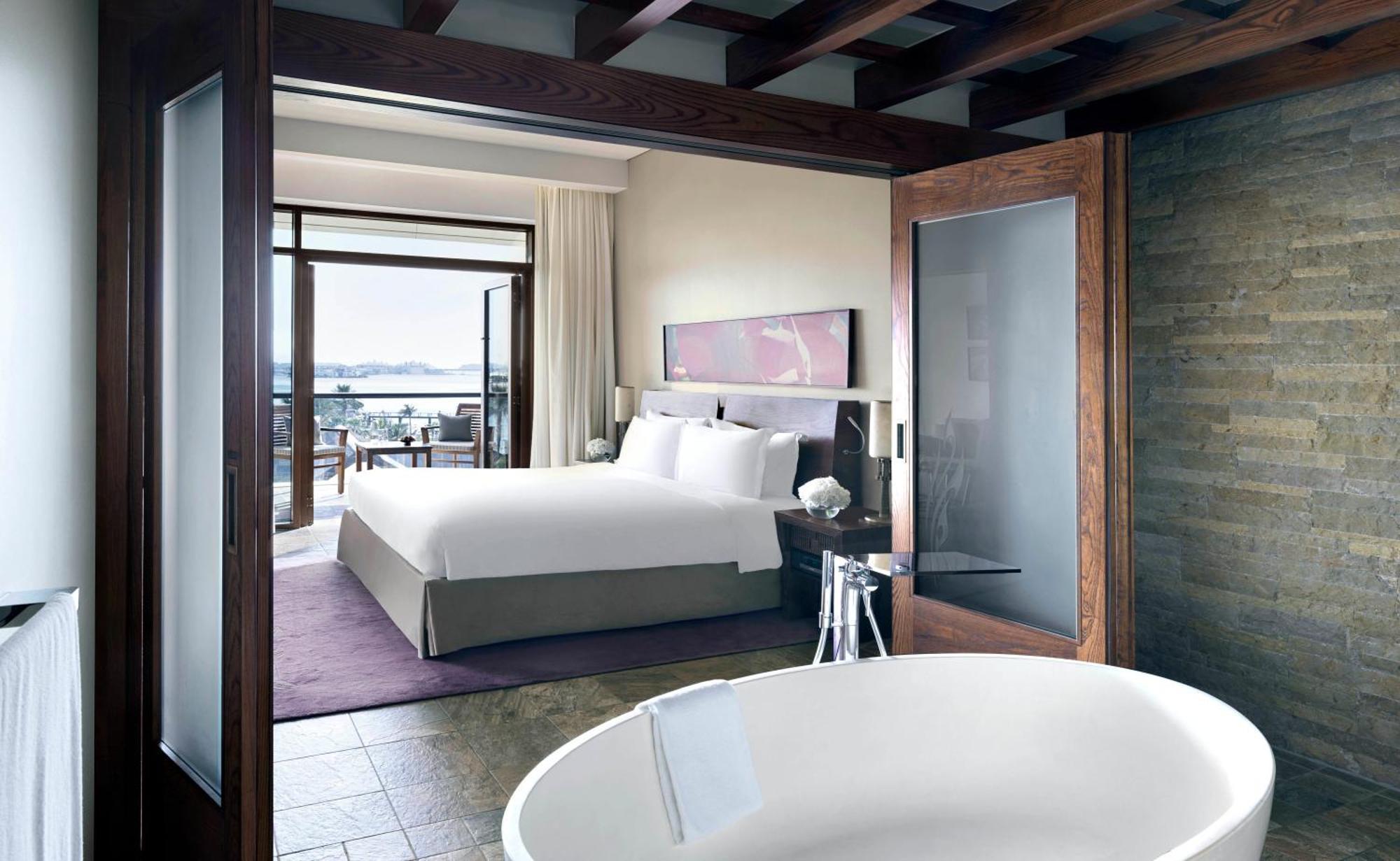 Junior Suite met Kingsize Bed en Slaapbank - Eigen Balkon - Uitzicht op Zee - Toegang tot de Club