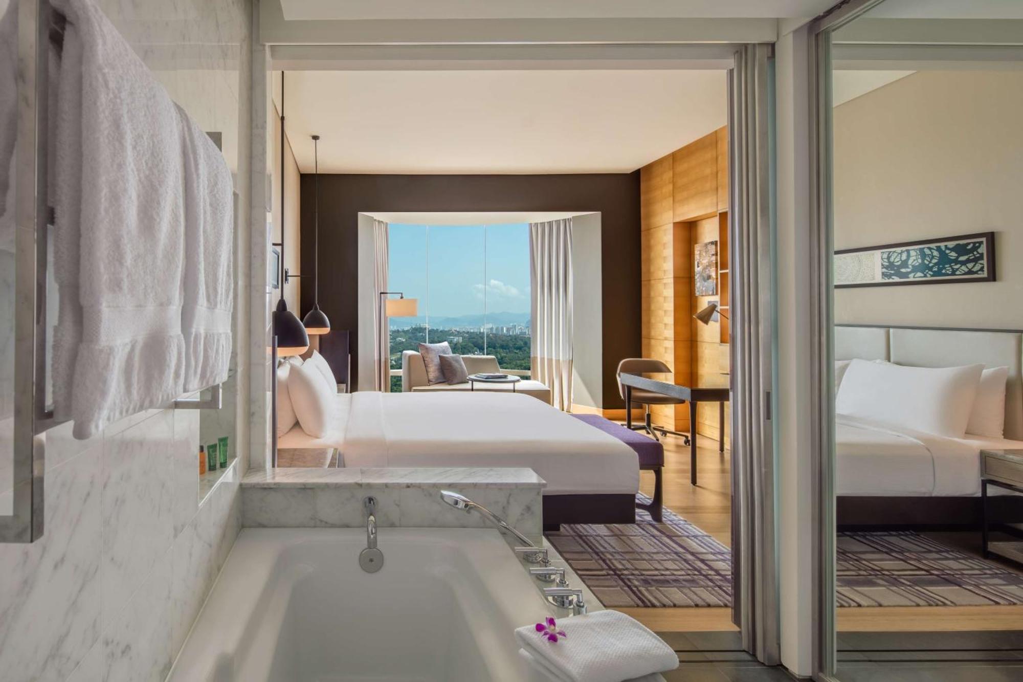 Deluxe Zimmer mit Kingsize-Bett und Seeblick