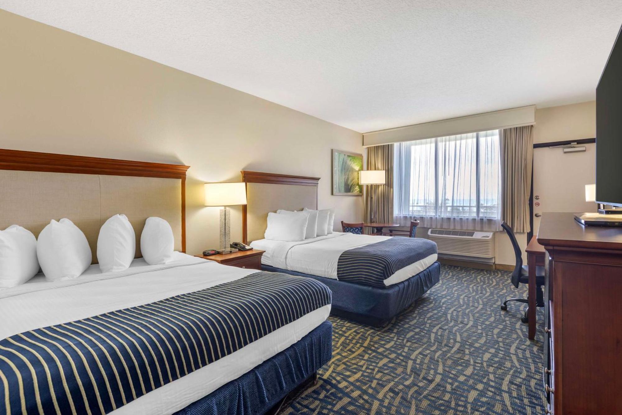 Queen Room with Two Queen Beds, Balcony and Partial Ocean View - Non-Smoking,1665400065:JPEG