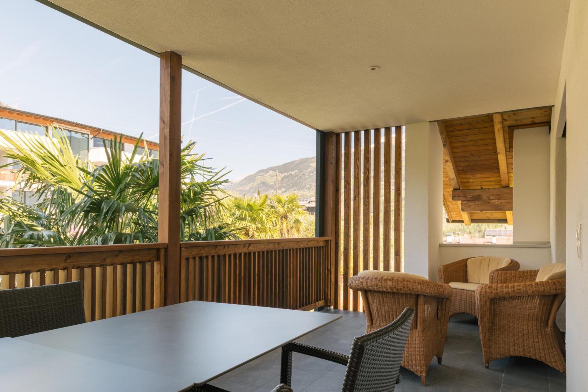 Appartamento con 2 Camere da Letto, Balcone e Terrazza