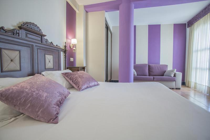 Habitación con cama grande