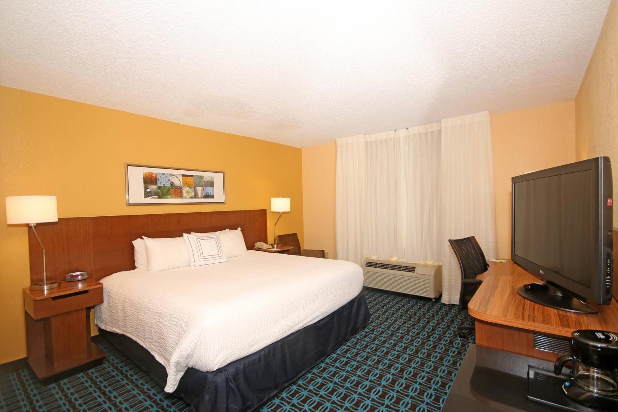 High Floor King Guest Room with Tub - Mobility Accessible