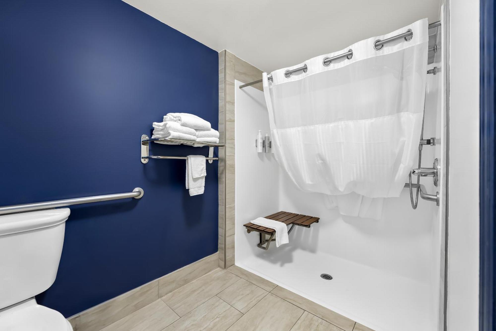 King Room with Bath Tub - Mobility/Hearing Access