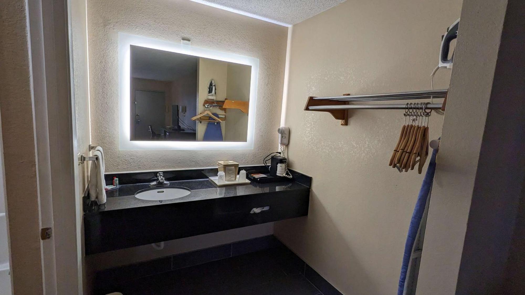 King Room with Jetted Tub - Non-Smoking