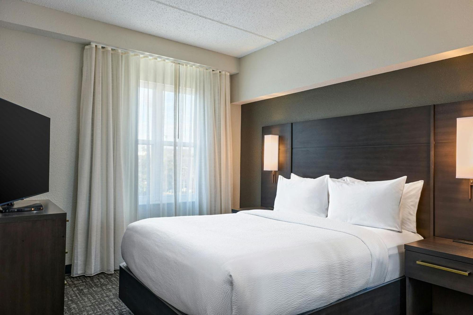 Two-Bedroom Suite with One King Bed and One Queen Bed - Hearing Accessible