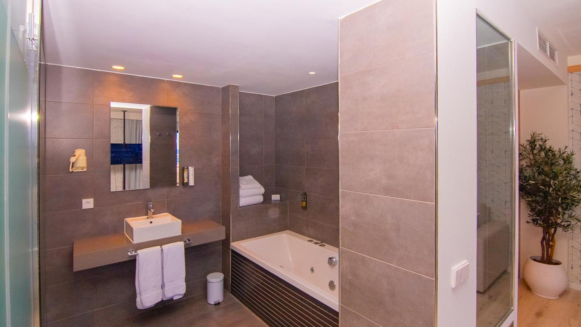 Junior Suite with View and Hot Tub,1670698029:JPEG