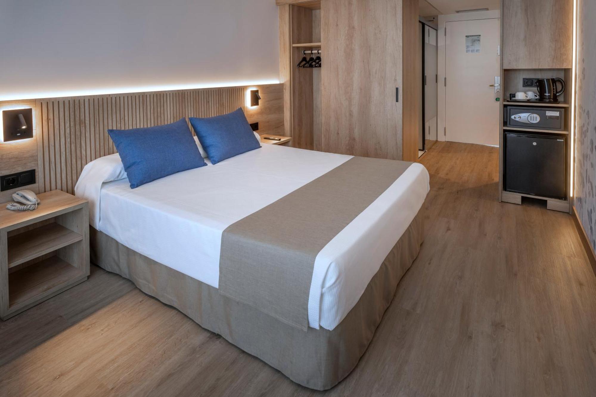 Habitación Triple Premium con vistas a la piscina (3 adultos)
