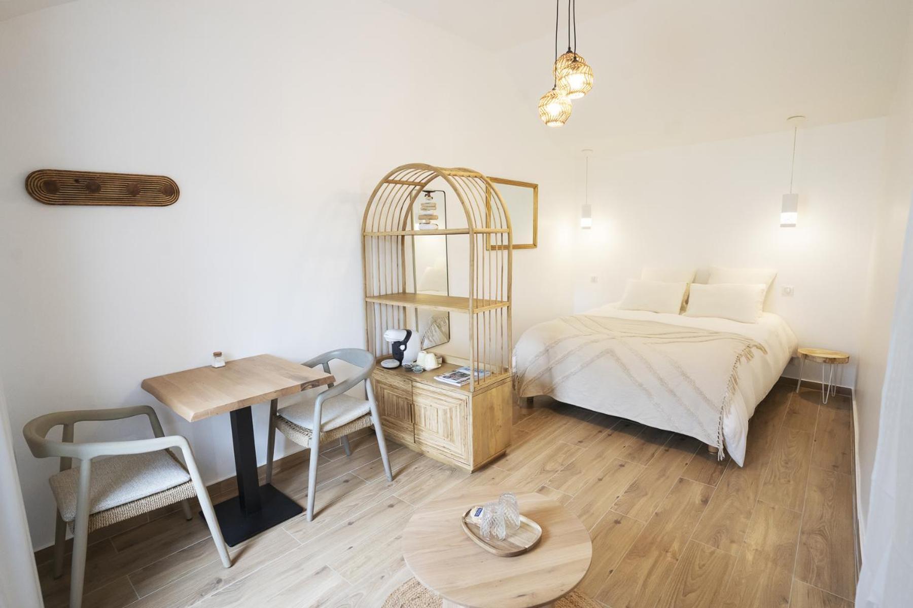 Double Room,1670973797:JPEG