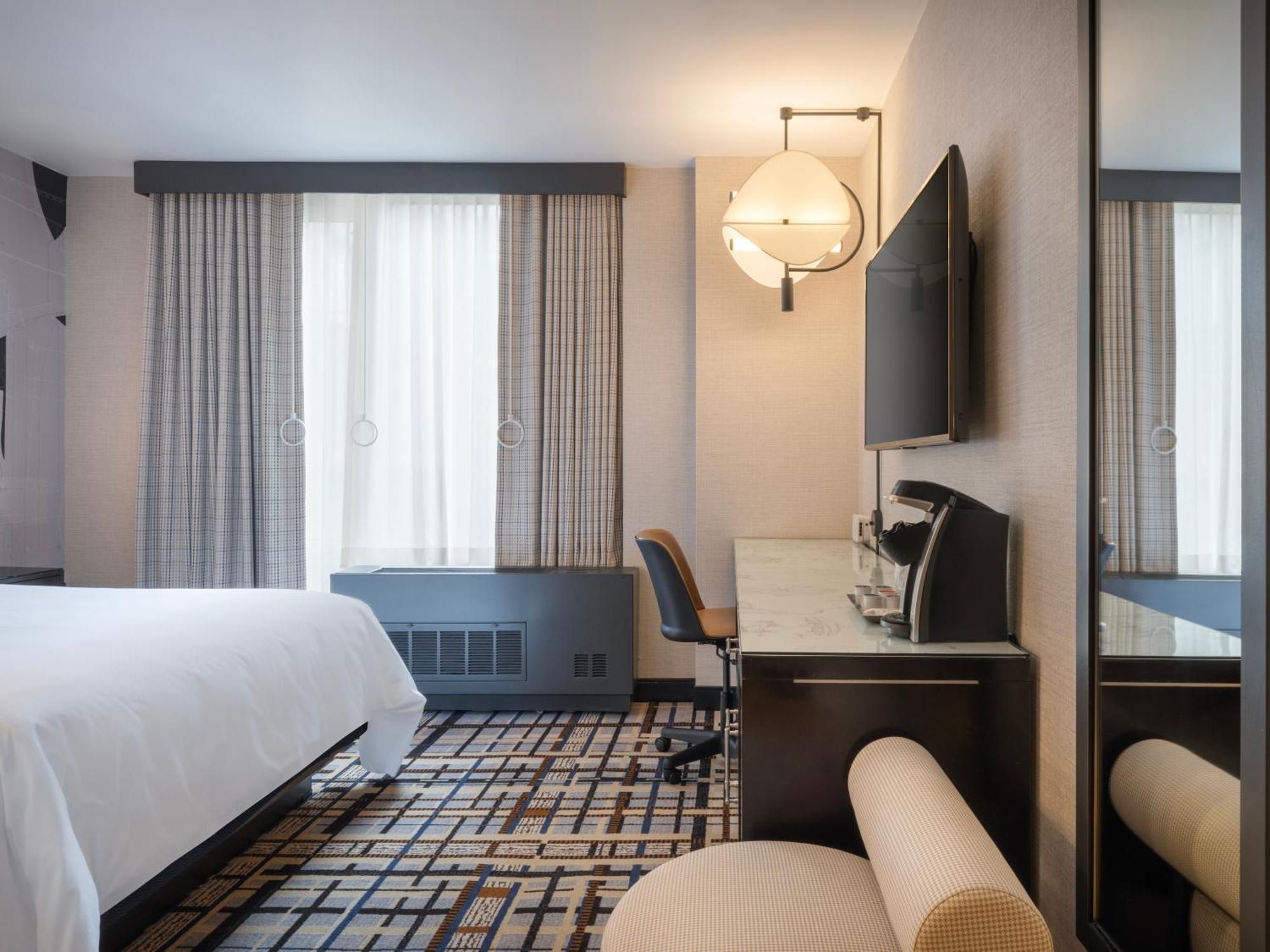 Queen Room with Bath Tub - Mobility Accessible