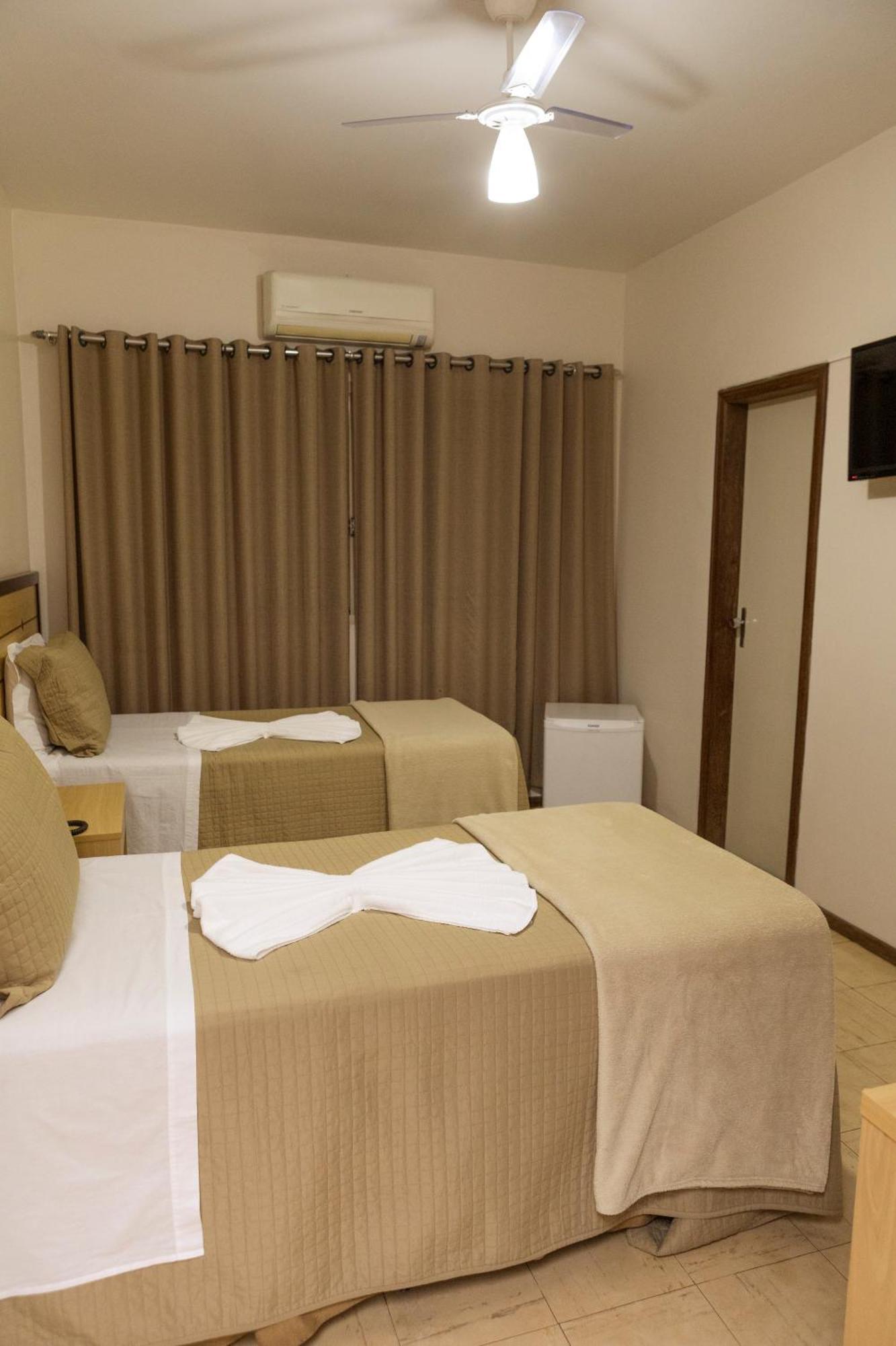 Quarto com 2 Camas de Solteiro e Banheiro