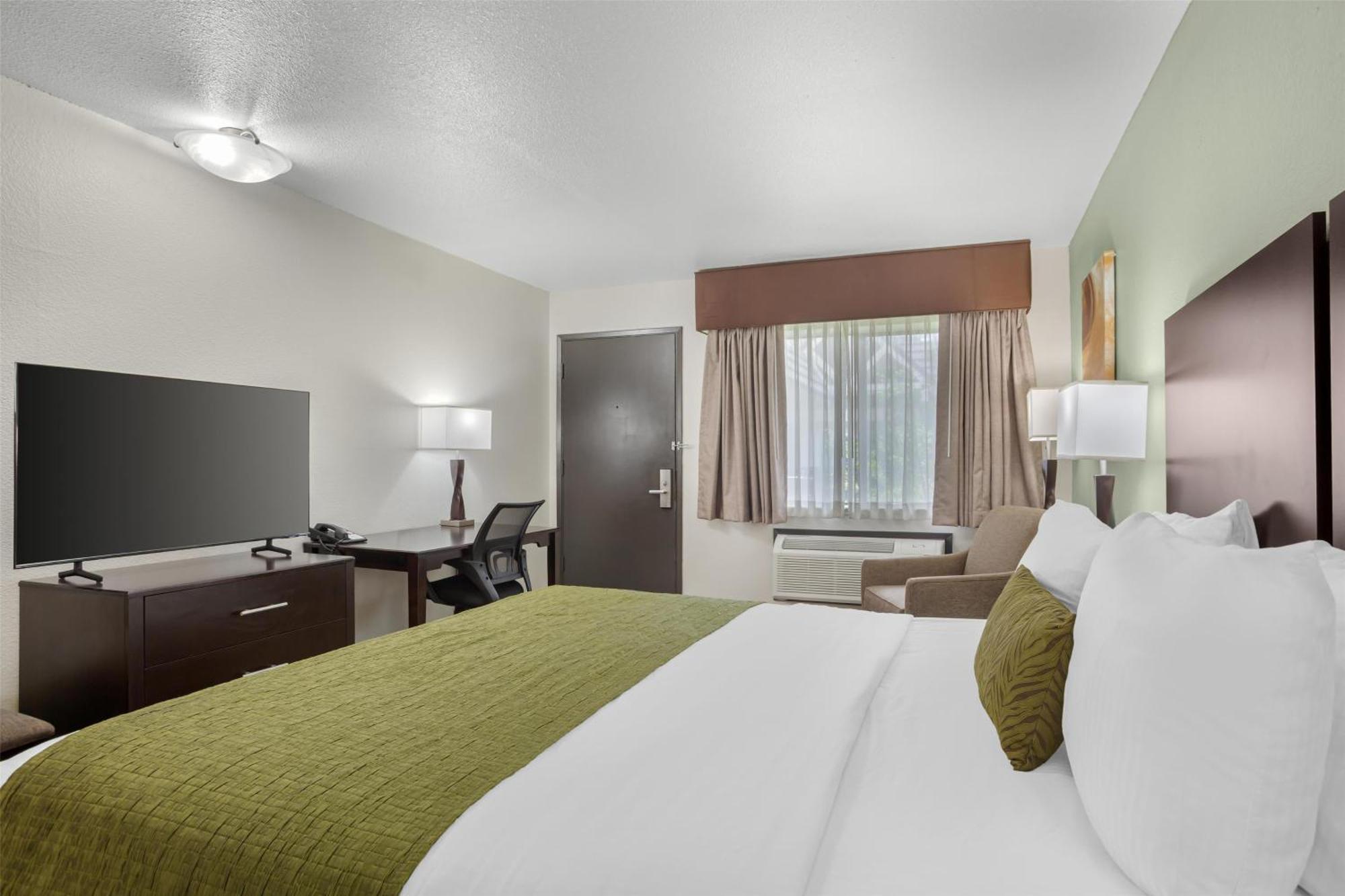 King Room with Roll-in Shower - Disability Access/Non-Smoking