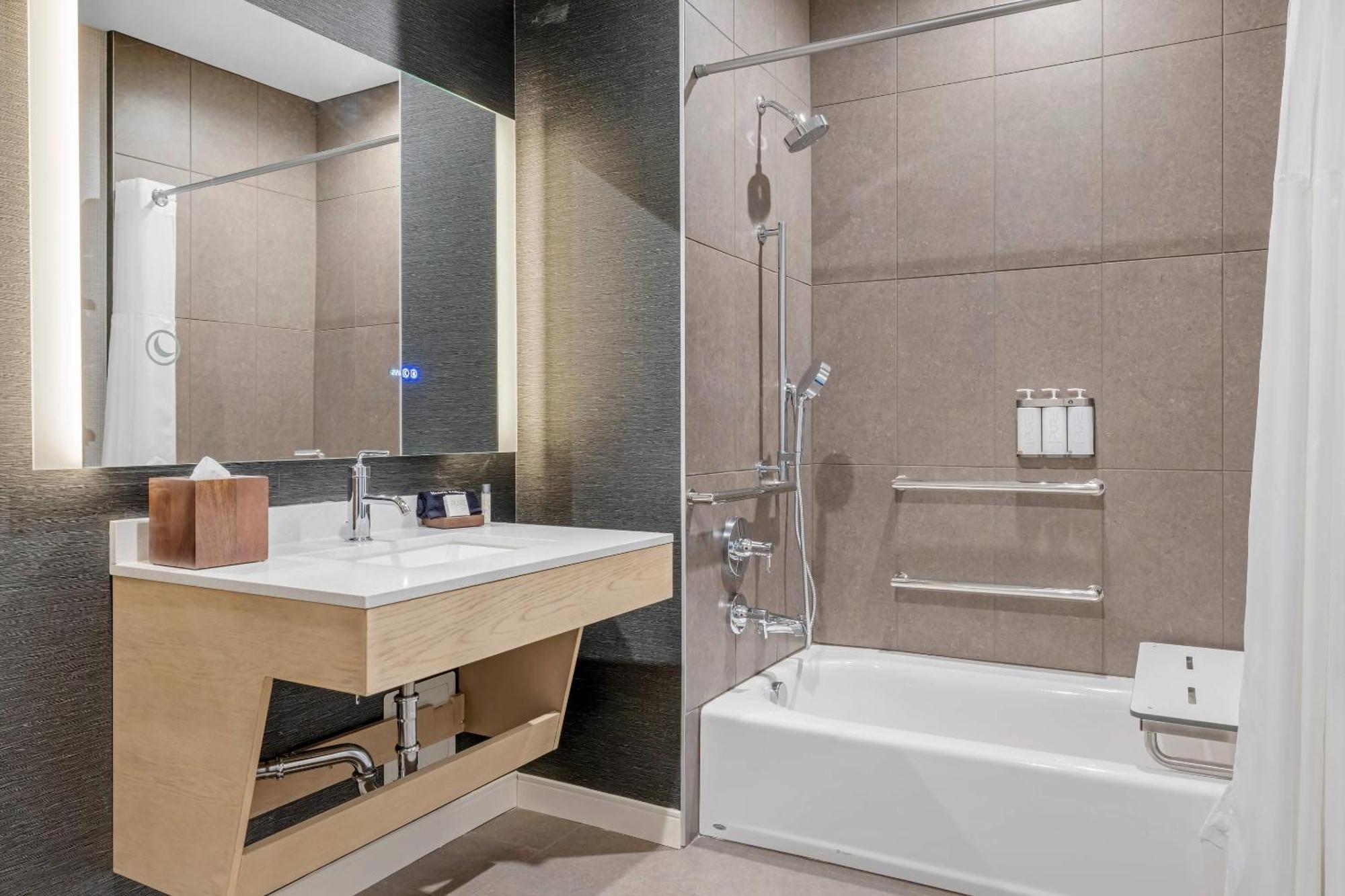 King Room Accessible Tub Disability Access or Non Smoking,1674040791:JPEG
