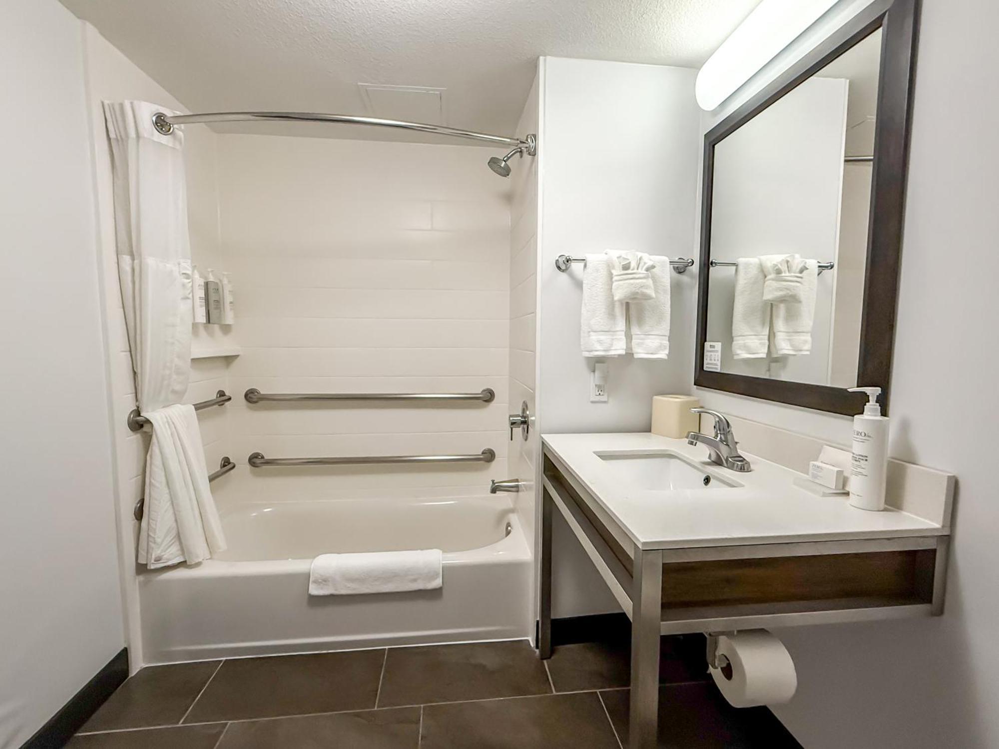King Room with Accessible Tub - Mobility Access