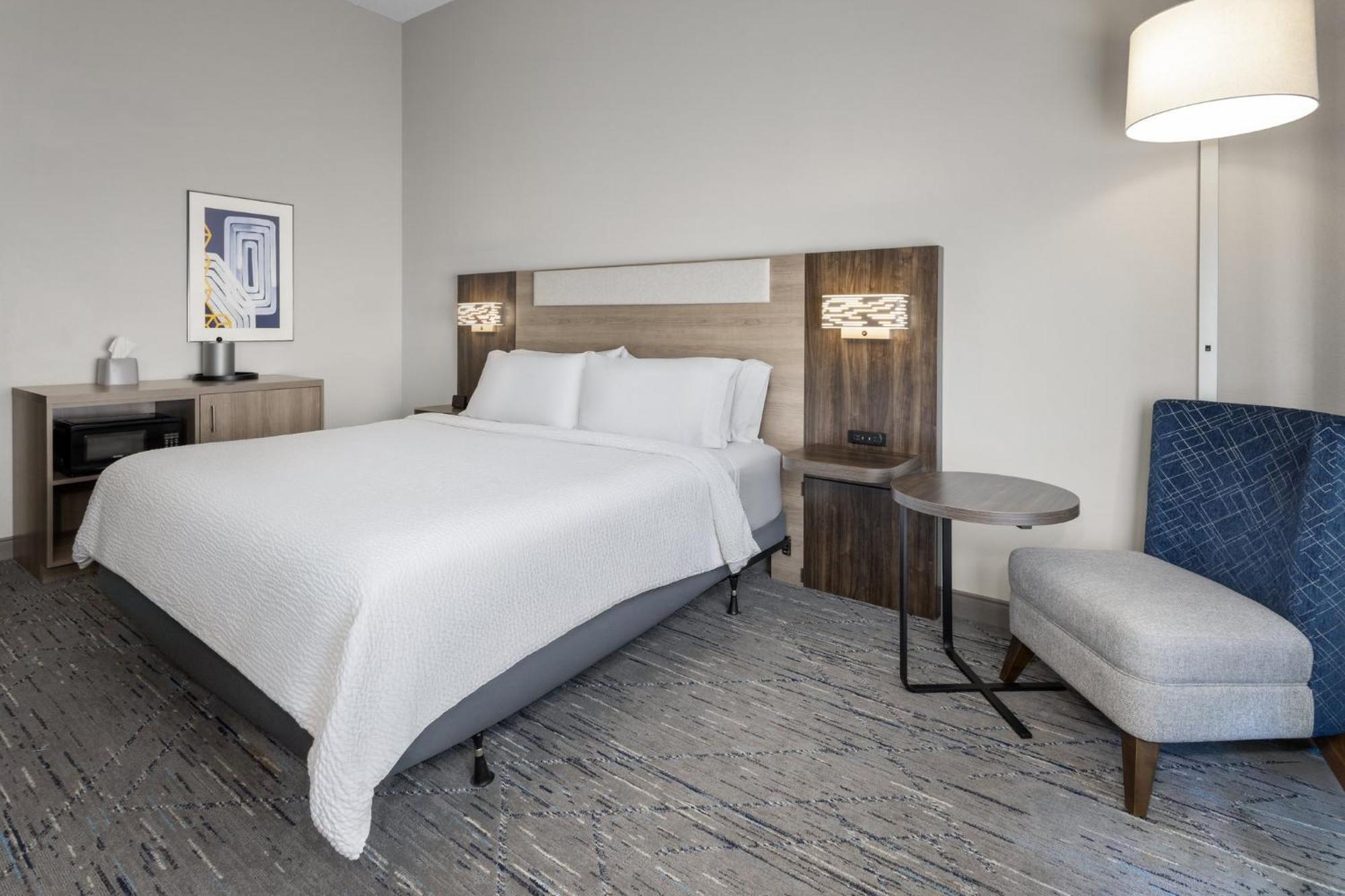 King Room with Hearing Accessible Roll In Shower - Non-Smoking