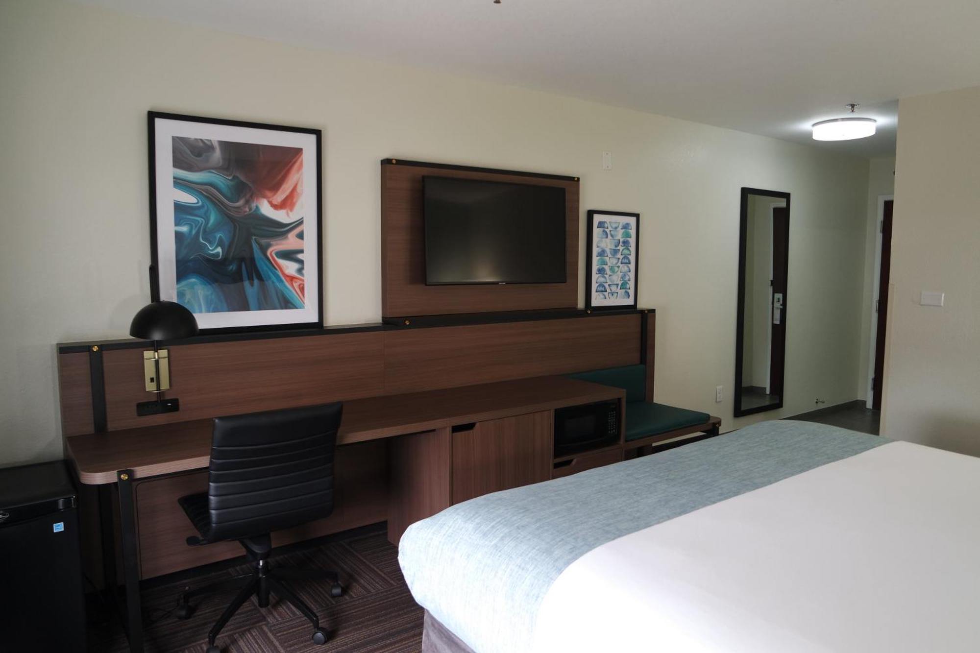 King Room with Roll-in Shower - Mobility Access/Non-Smoking