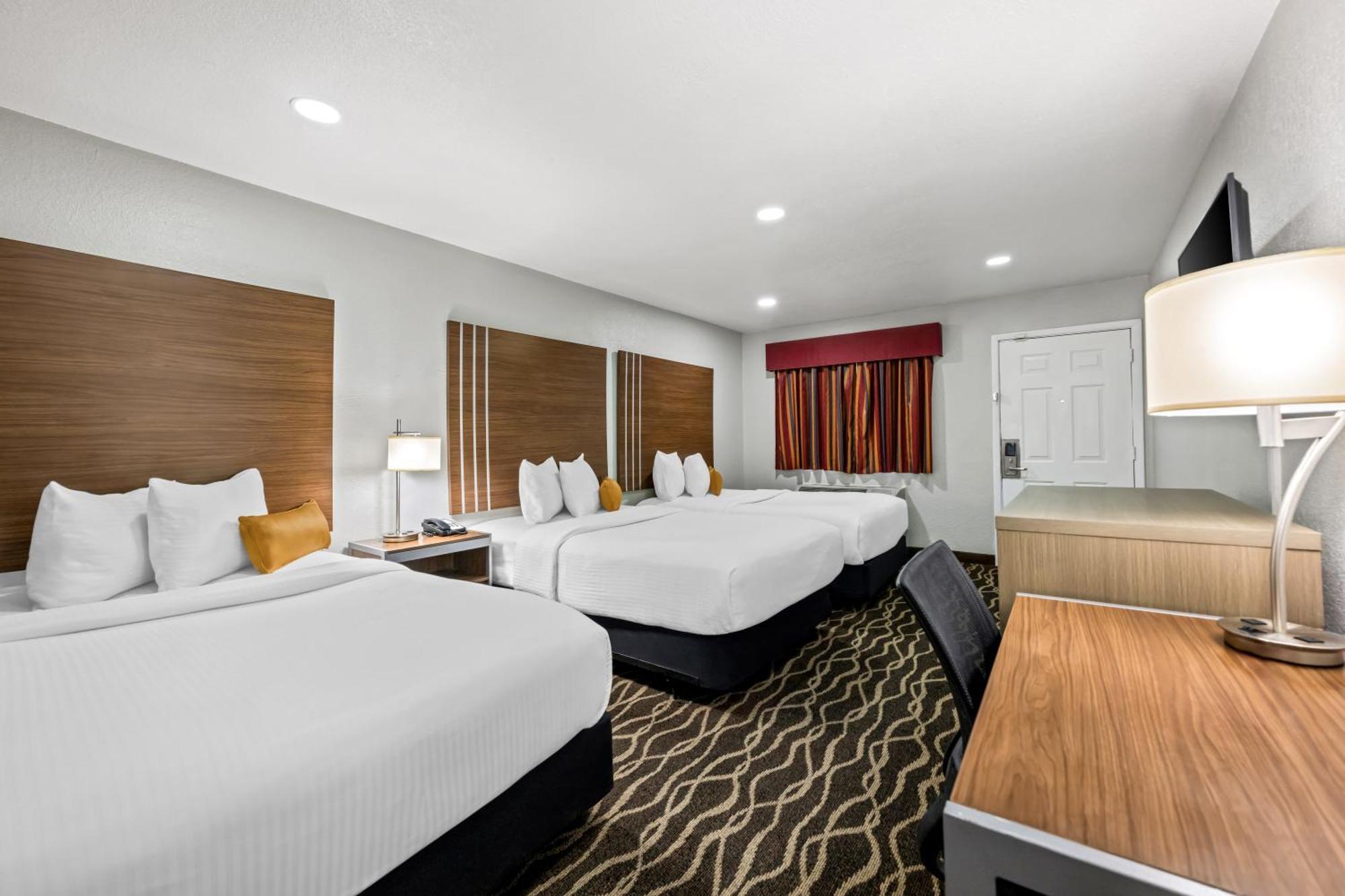 Quadruple Room with Two Queen Beds - Non Smoking