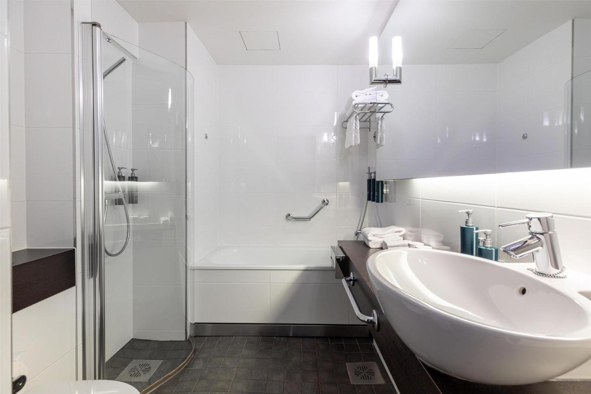 Junior Suite met Kingsize Bed en Gedeeltelijk Uitzicht op Zee