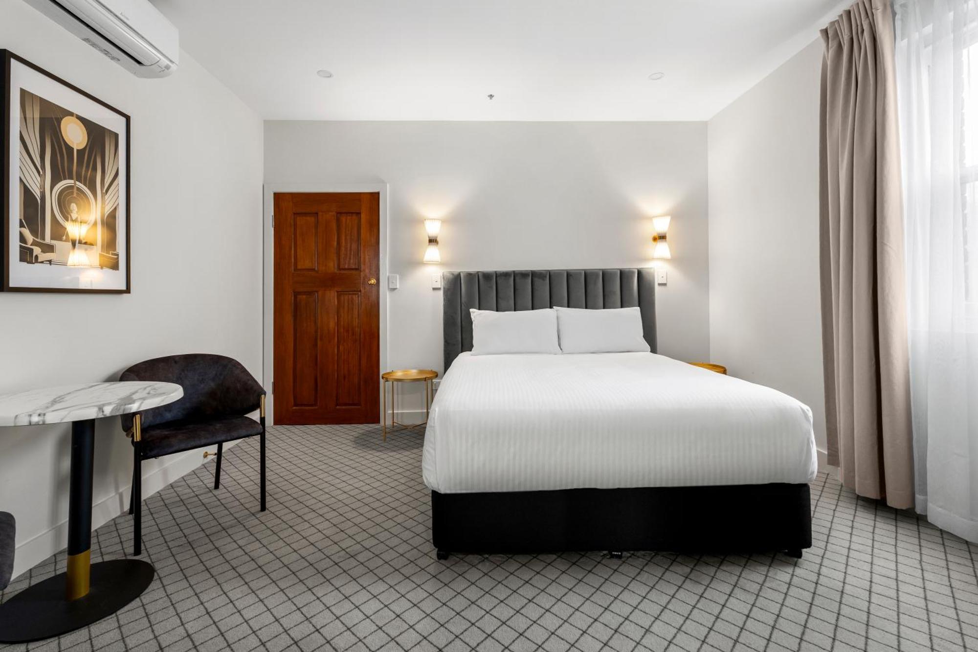Deluxe Queen Suite